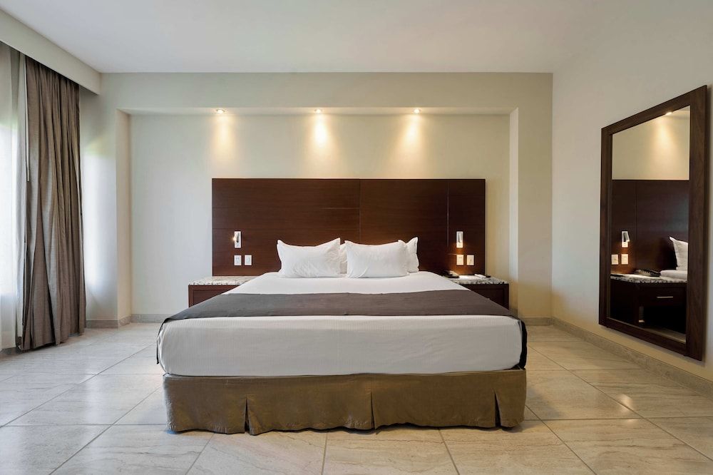 Business Suite, 1 cama King con sofá cama, Hot Tub (Suite Cam King tina de hidromasaje) — 3