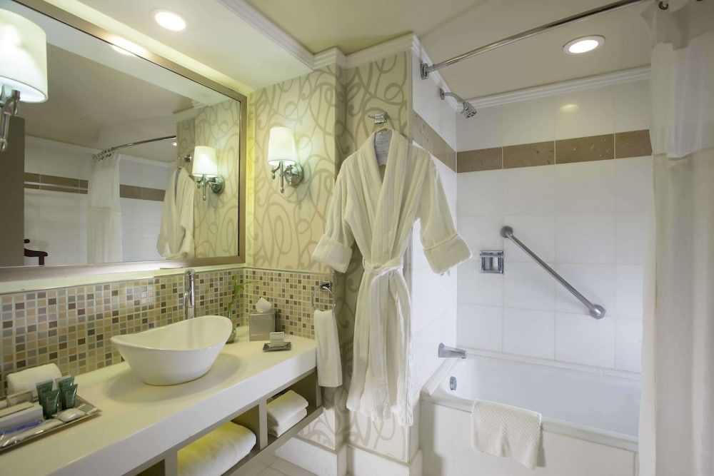 Premium Level Junior Suite — 6
