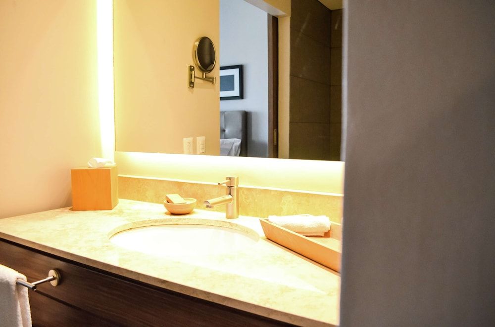 Suite, 1 cama King, no fumadores, Refrigerator & Microwave (Wet Bar) — 8