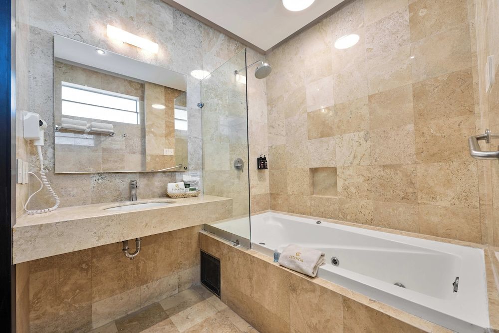 Business Suite, 1 cama King con sofá cama, Hot Tub (Suite Cam King tina de hidromasaje) — 6