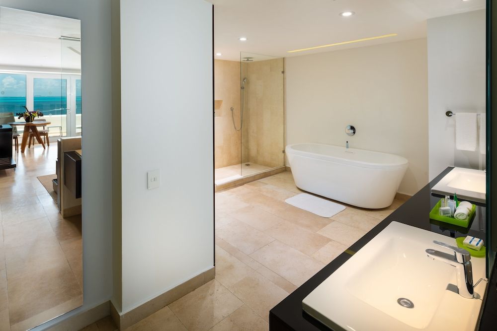 Deluxe Suite (Intercontinental) — 6