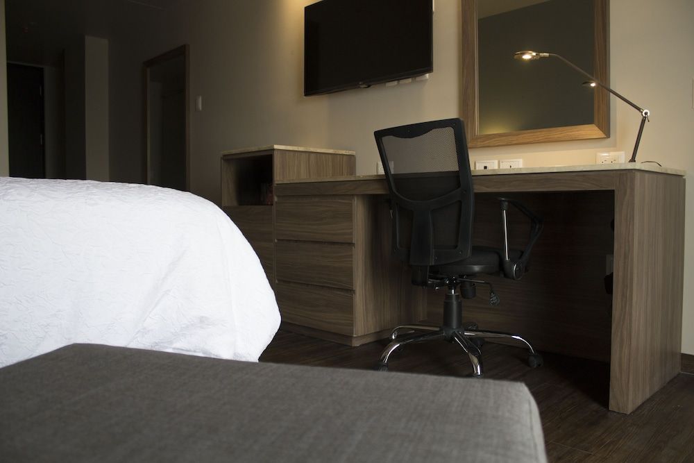 Suite, 1 cama King, no fumadores, Refrigerator & Microwave (Wet Bar) — 3