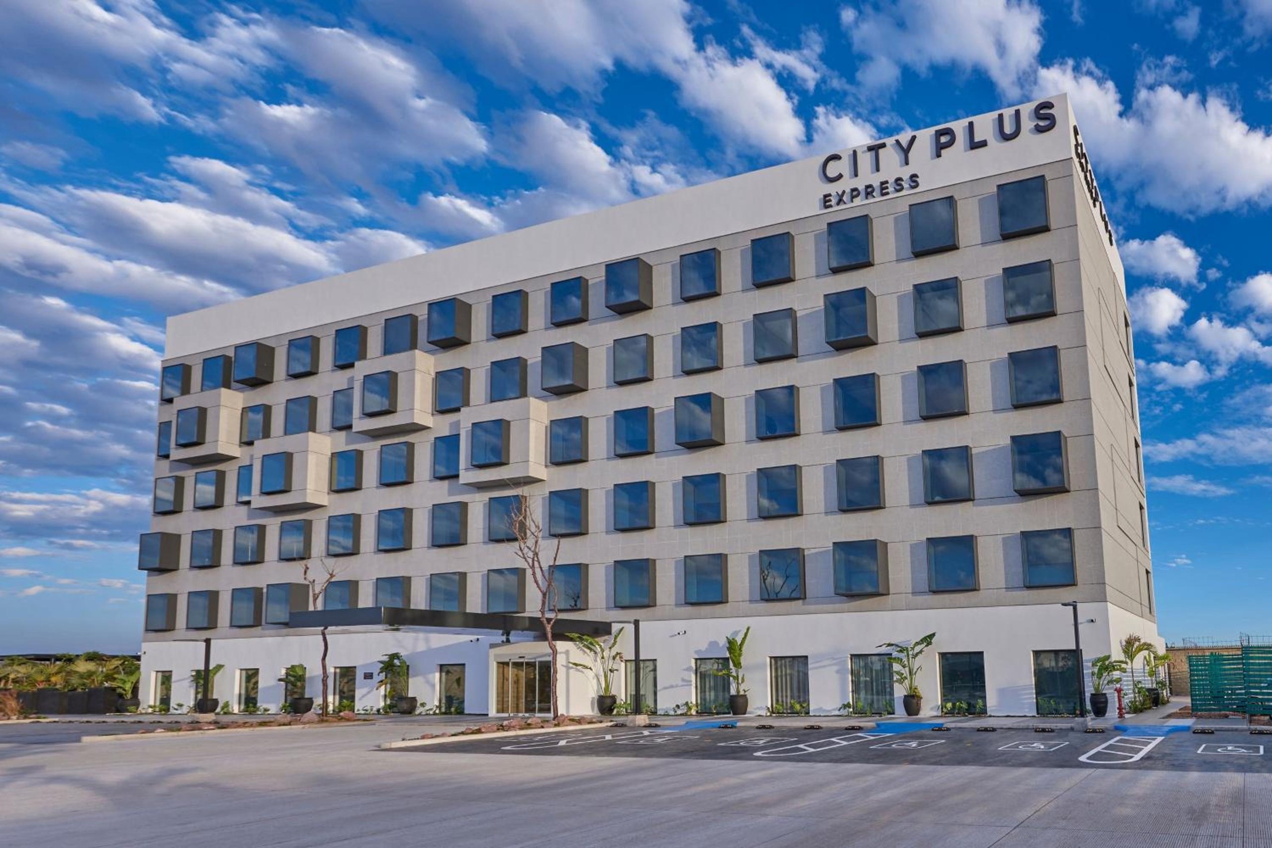 City Express Plus by Marriott Mazatlán - 2