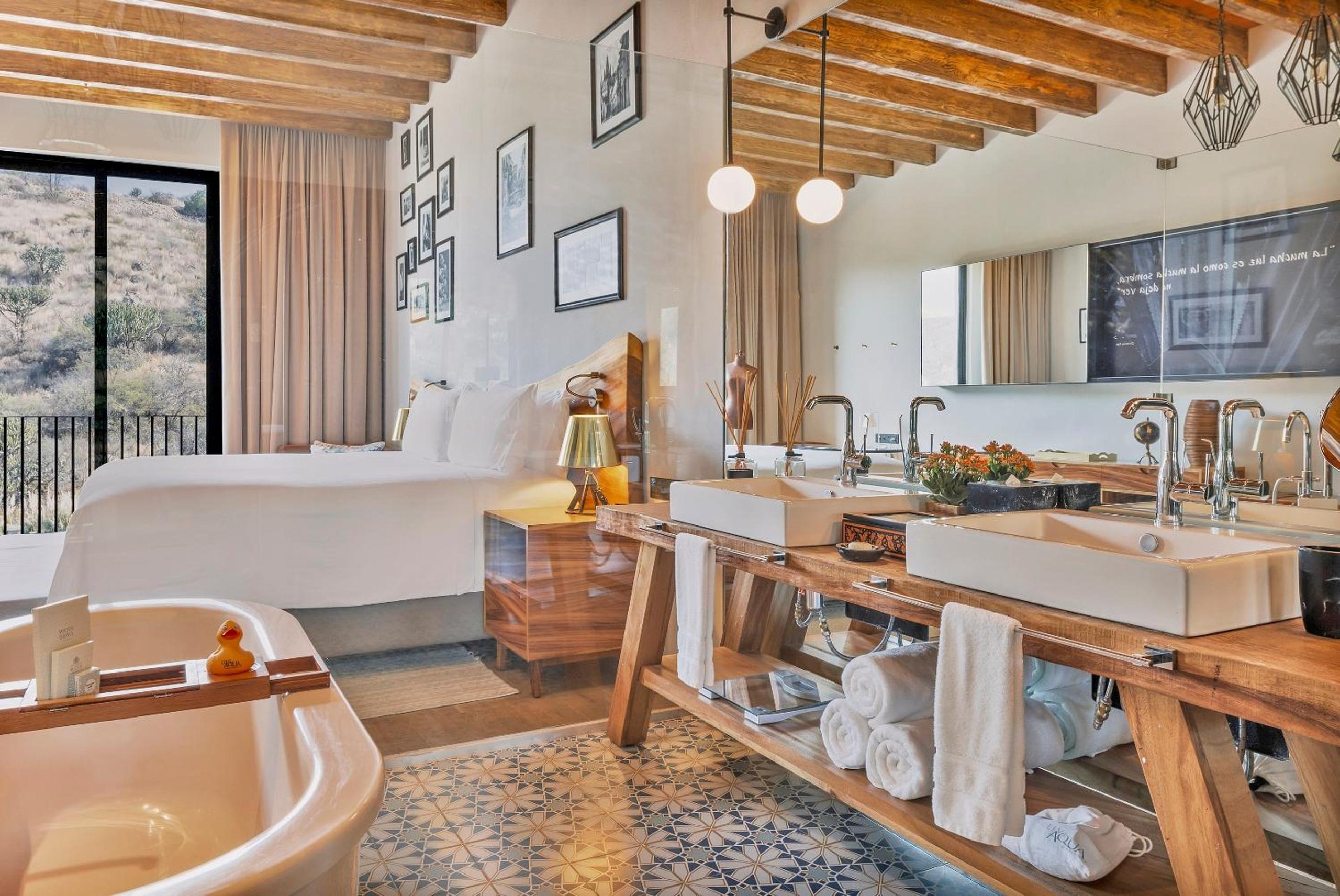 Vista al Jardín Interior de Lujo con 1 Cama King — 4