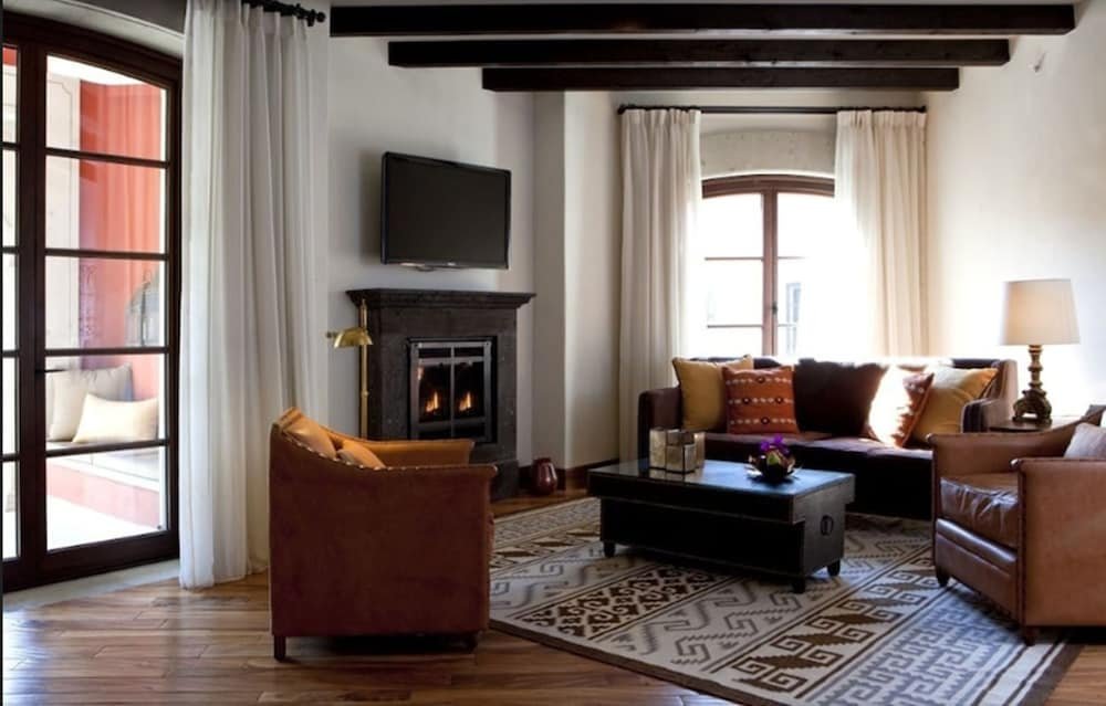 Suite Deluxe (Colonial) — 4
