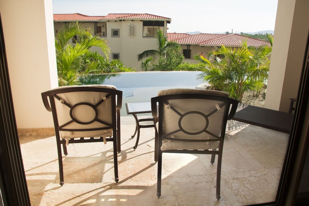 Suite Junior con Acceso a la Piscina y Vista al Jardín Doble — 5