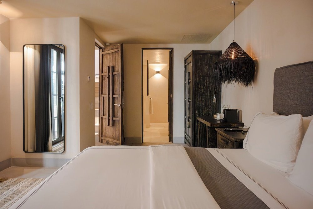 Junior Suite Deluxe. — 4