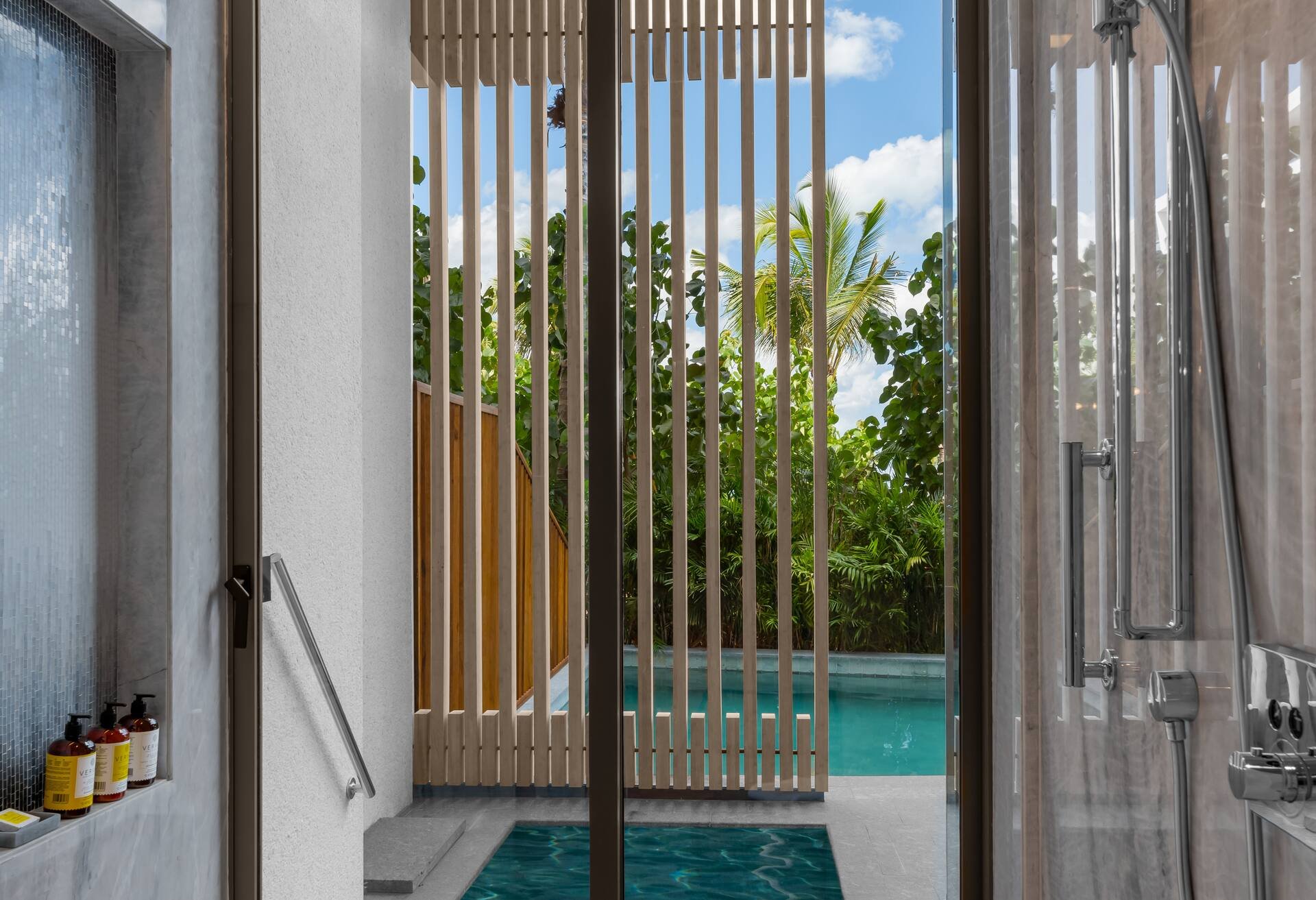 Swim up Pool 1 cama King Guestroom — 4