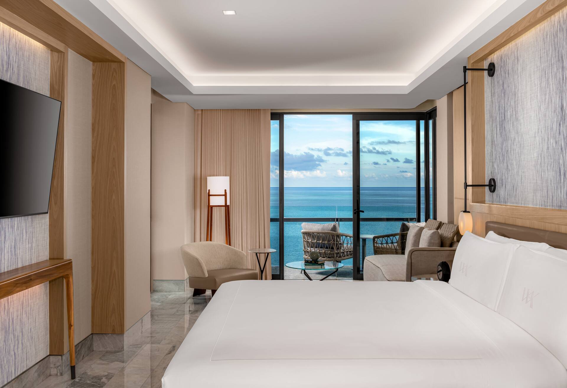 Ocean Front Swim up Master Corner Suite — 3