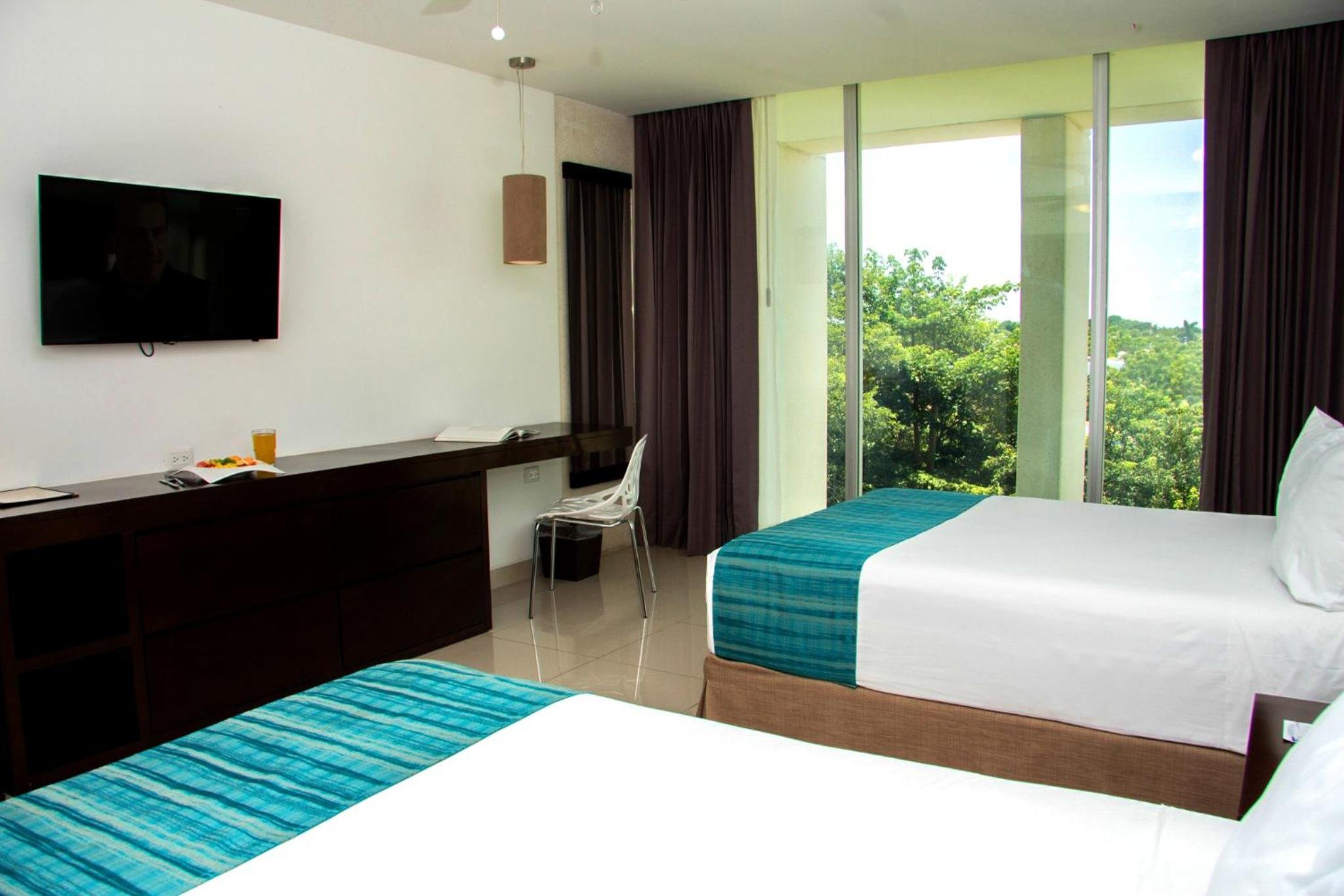 Habitación Superior Deluxe con Minibar y Vista al Jardín, 2 camas dobles. — 5