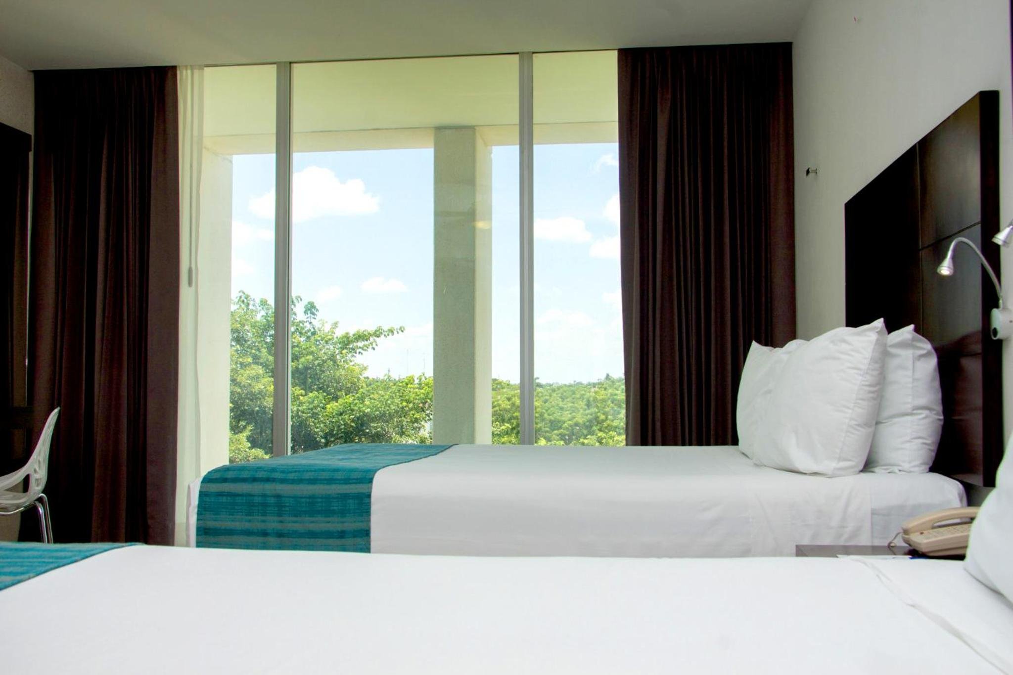 Habitación Superior Deluxe con Minibar y Vista al Jardín, 2 camas dobles. — 4