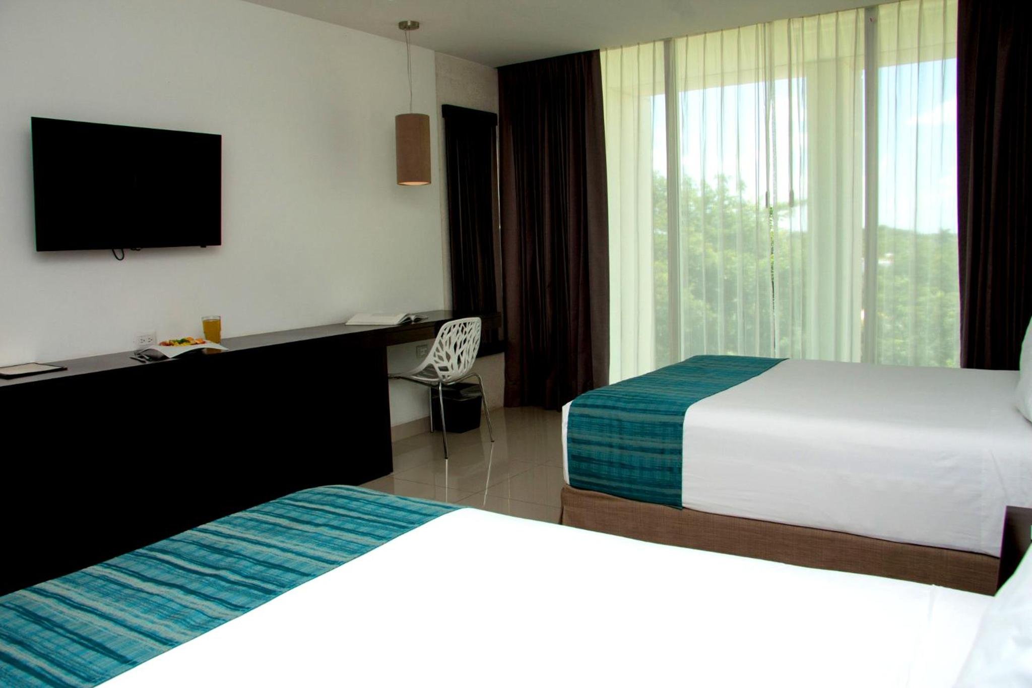 Habitación Superior Deluxe con Minibar y Vista al Jardín, 2 camas dobles. — 3