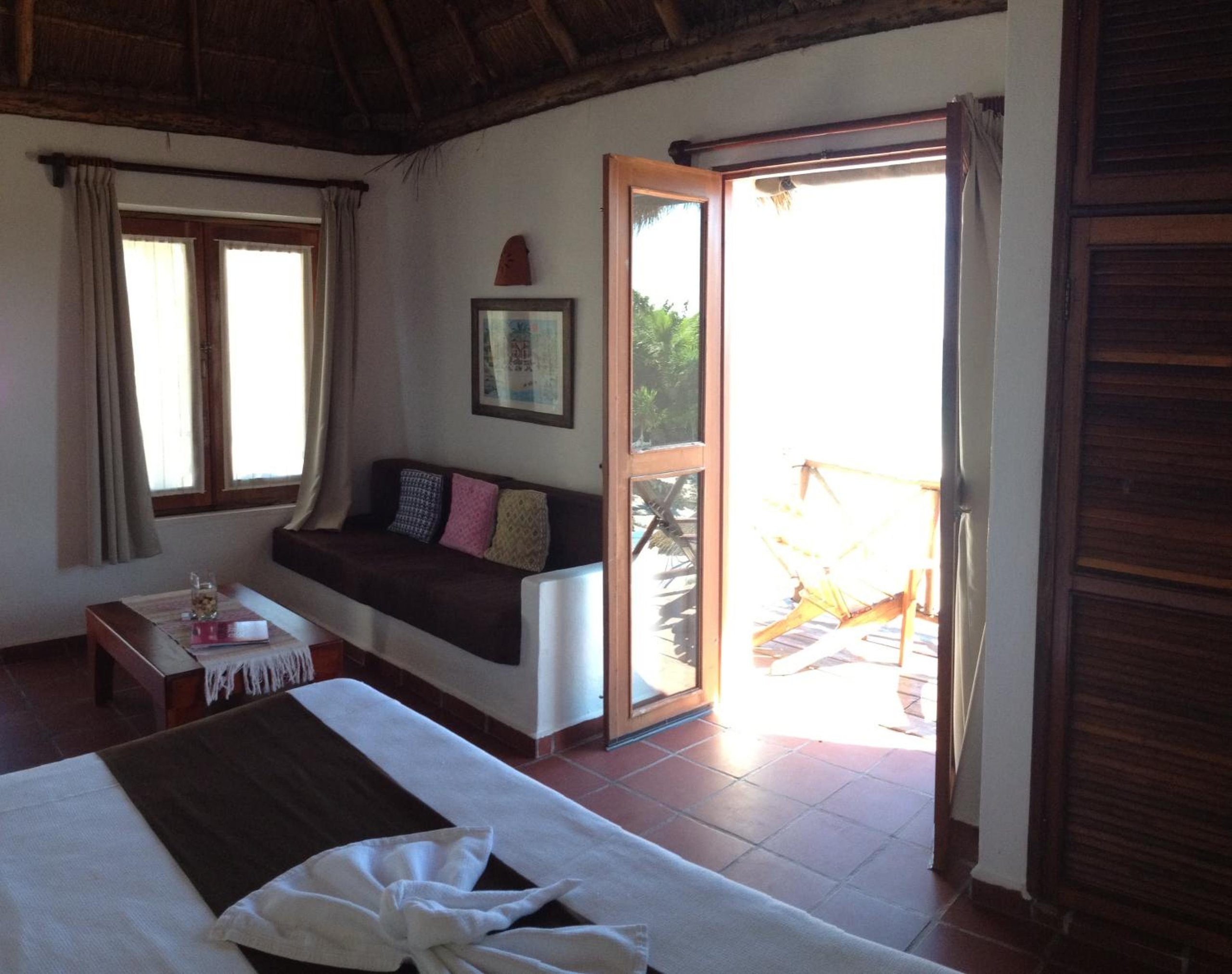 Habitación de Piso Alto con Balcón y Vista al Mar