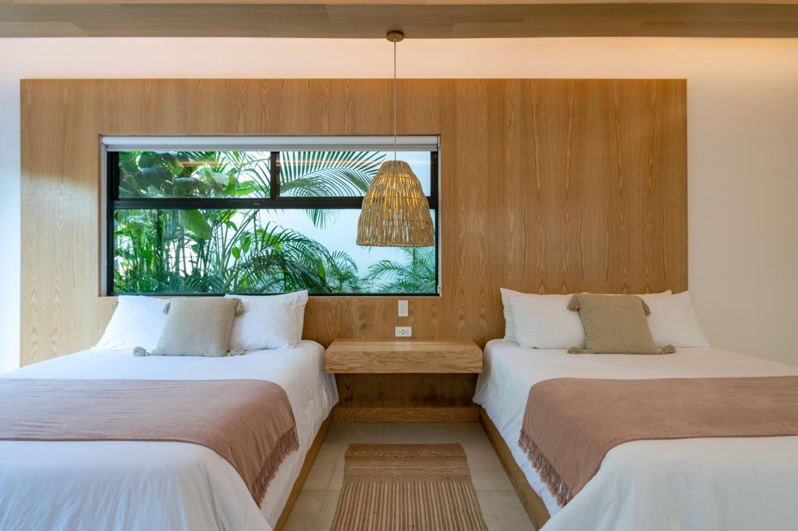 Habitación Deluxe Queen con Dos Camas Queen — 2
