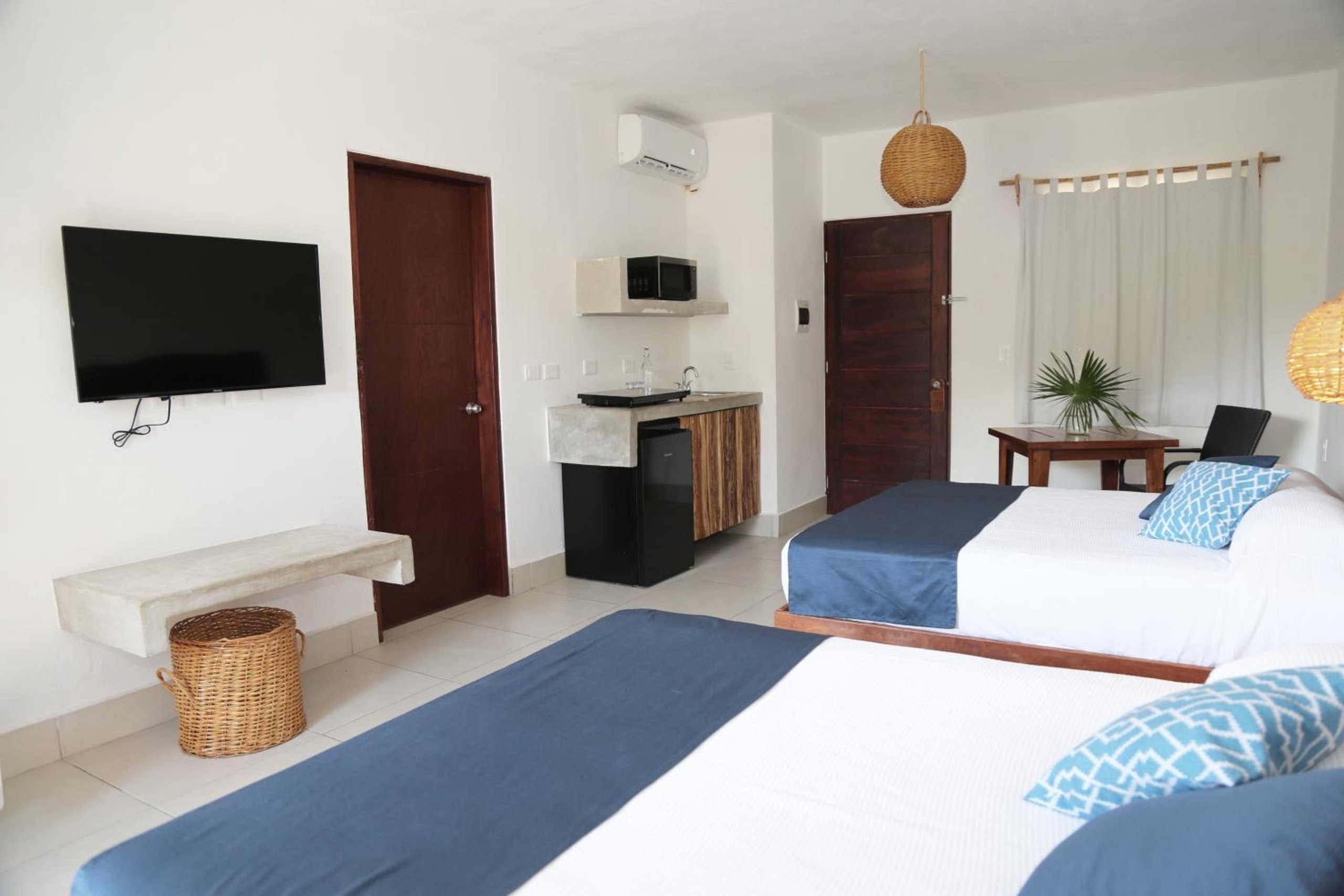 Habitación Doble Deluxe con Dos Camas Dobles — 7