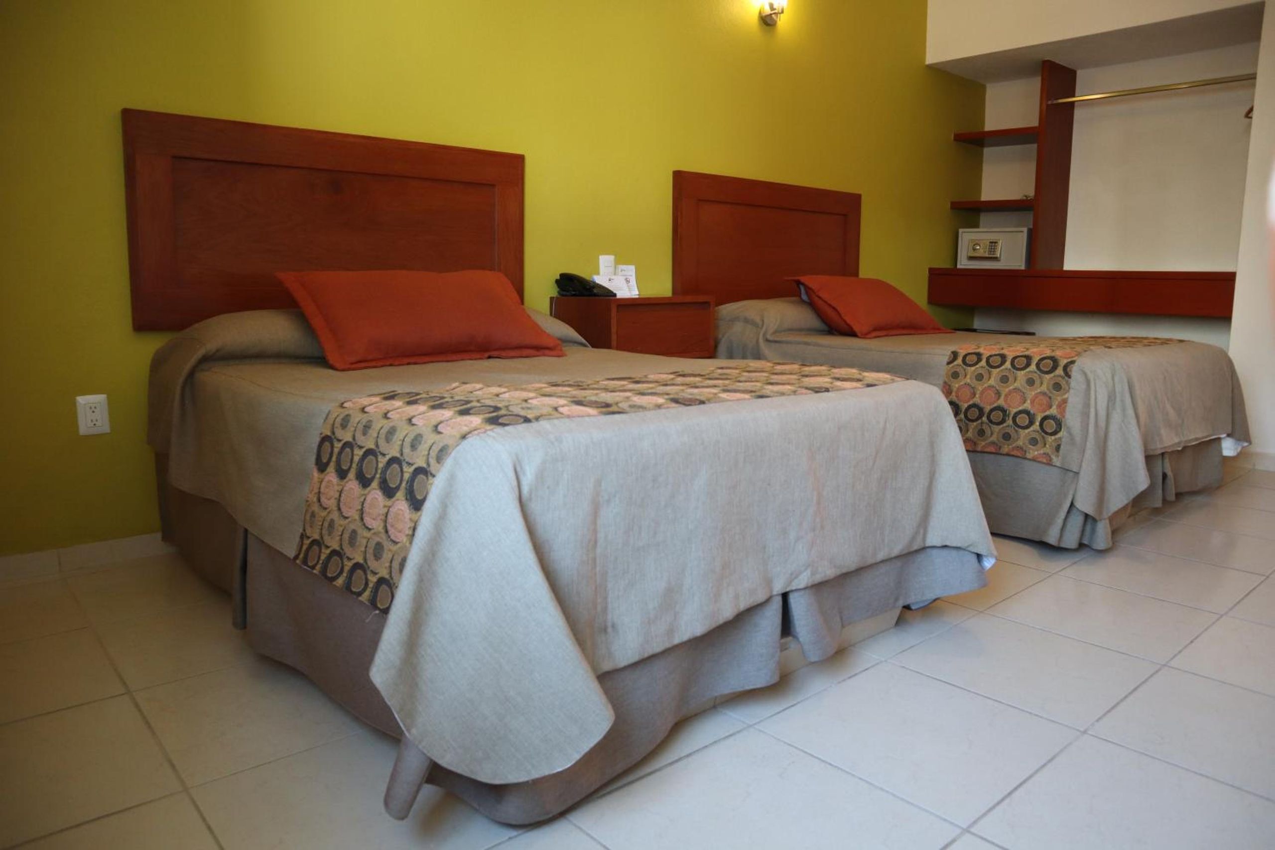 Habitación Estándar Doble con Dos Camas Dobles — 4