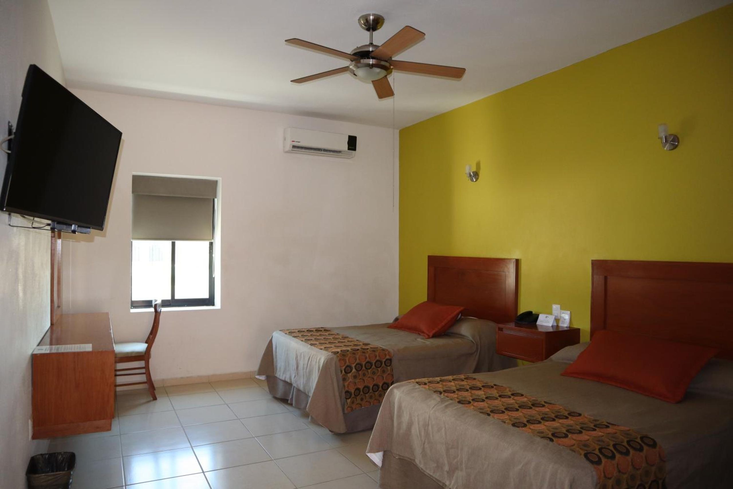 Habitación Estándar Doble con Dos Camas Dobles — 3