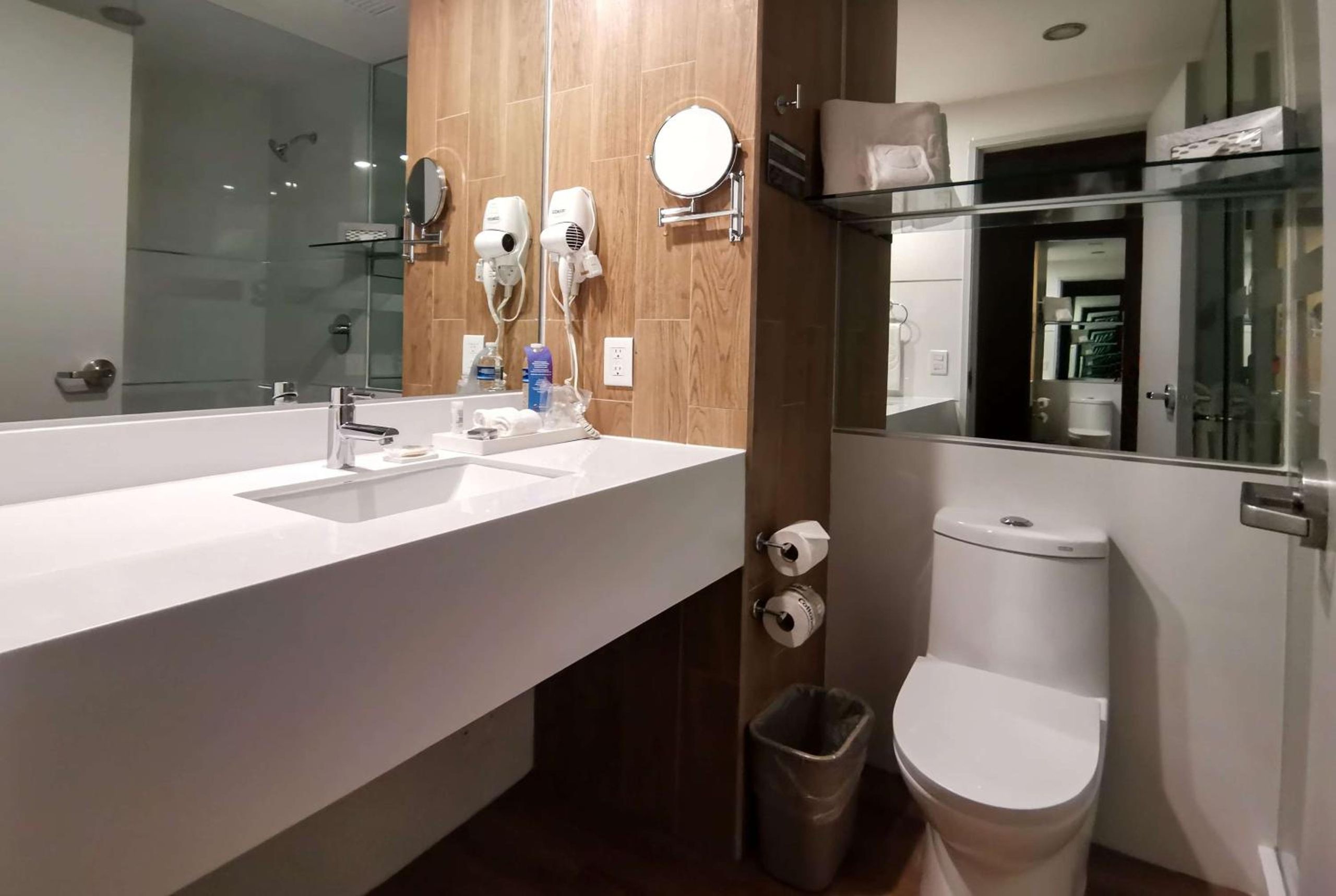 1 habitación accesible con cama queen, ducha con acceso para silla de ruedas, para no fumadores. — 2