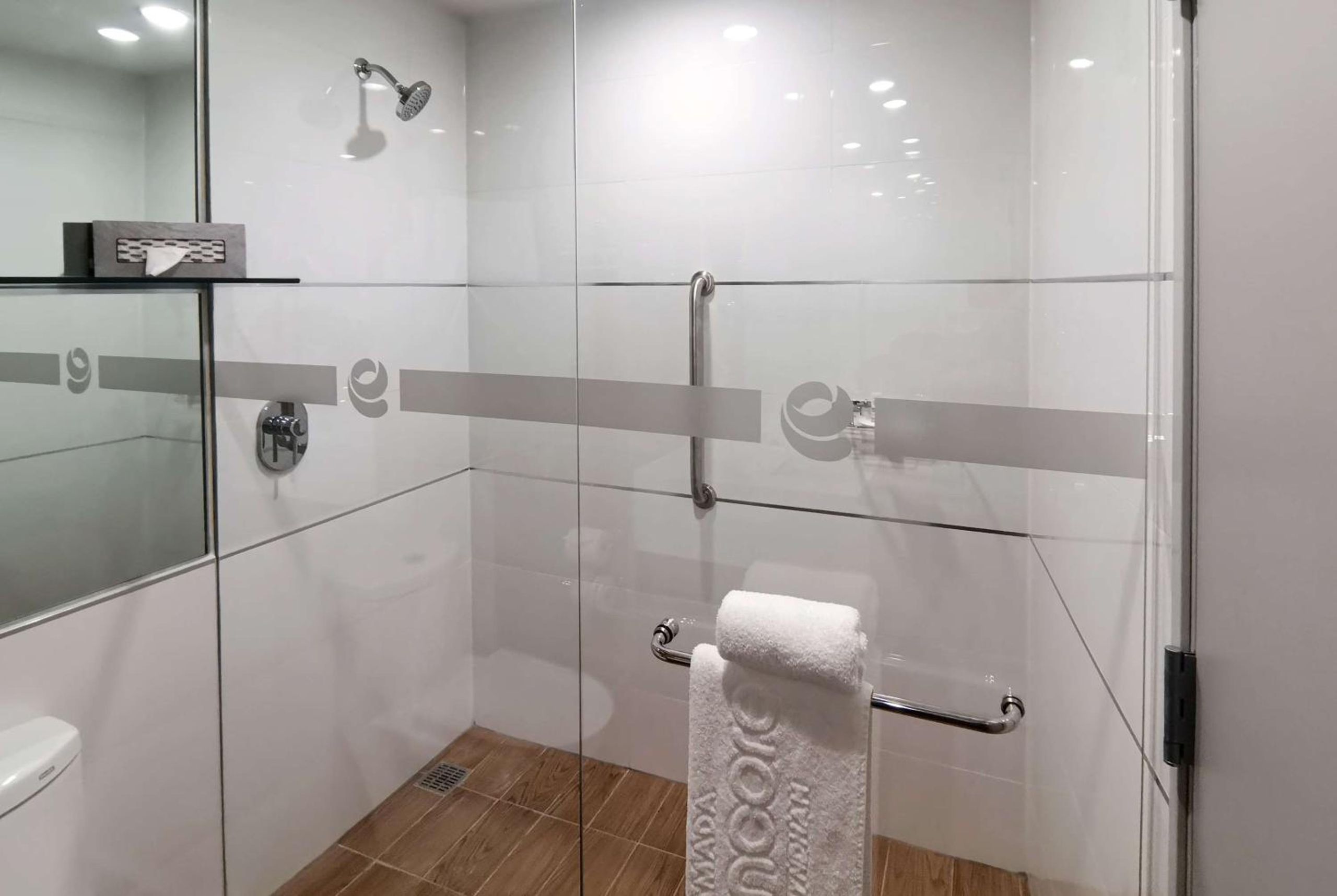 1 habitación accesible con cama queen, ducha con acceso para silla de ruedas, para no fumadores. — 5