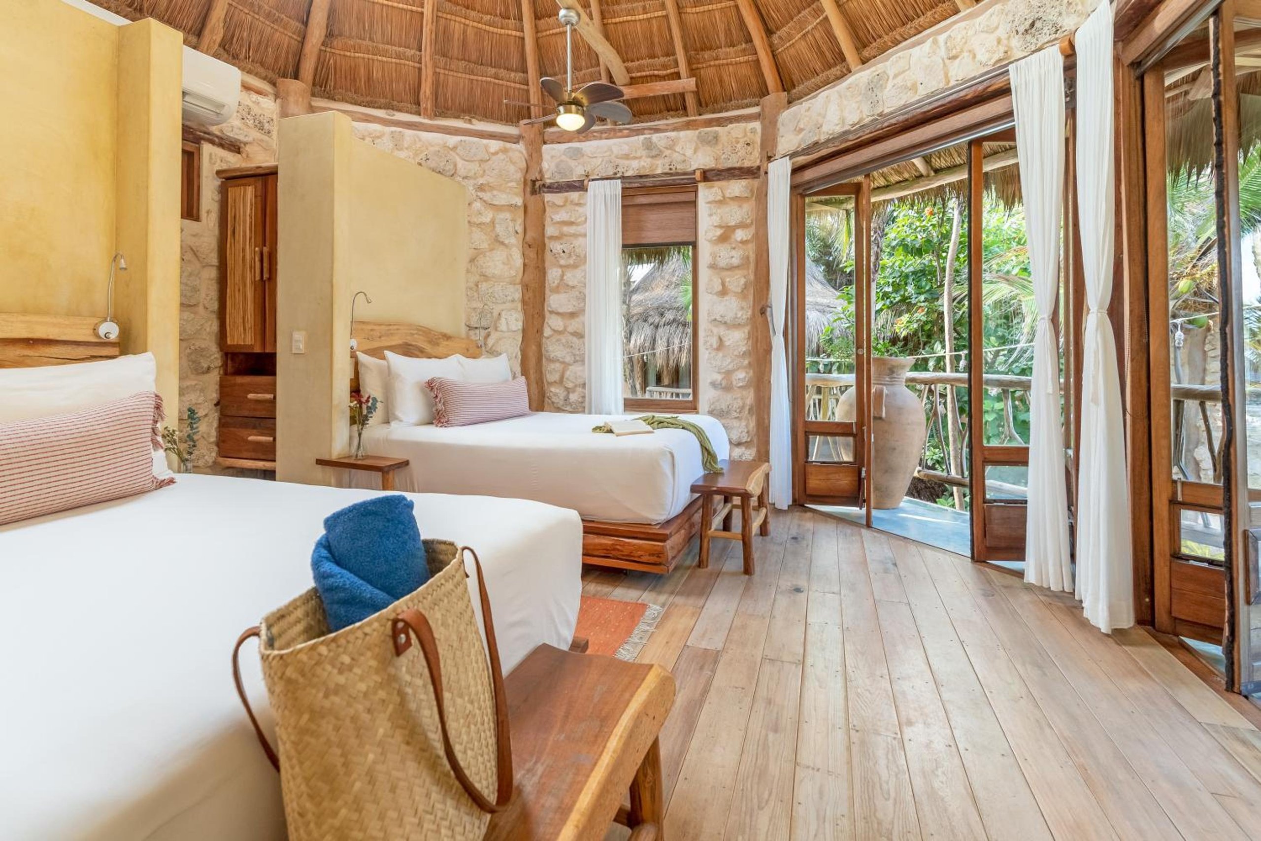 Suite Deluxe con Vista Parcial al Océano