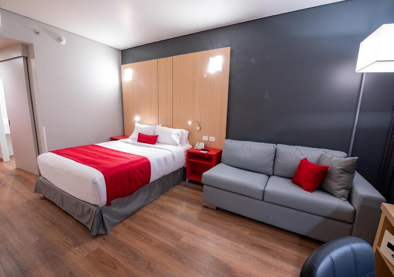1 habitación accesible con cama queen, ducha con acceso para silla de ruedas, para no fumadores.