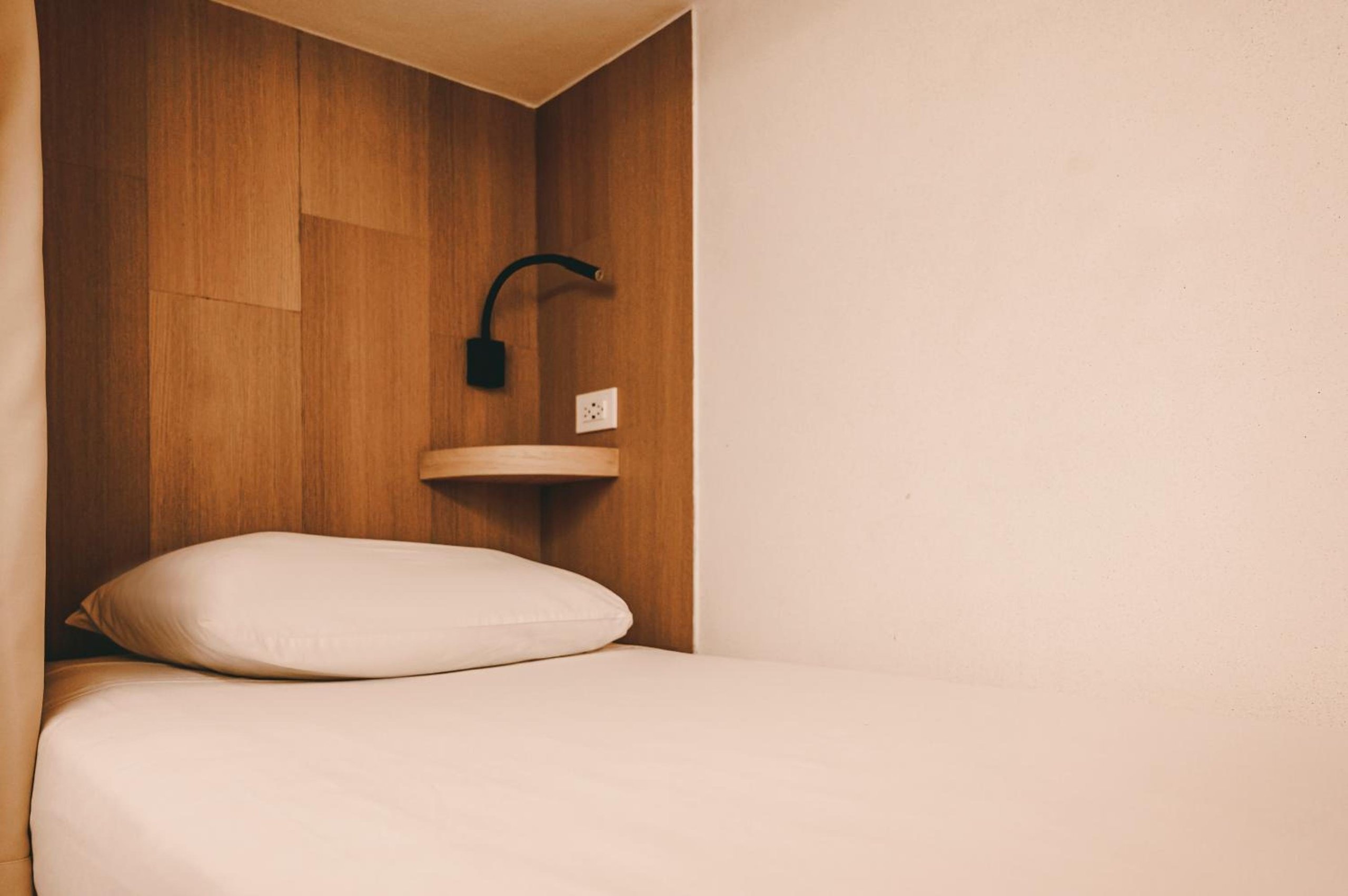 Cama en Dormitorio Mixto de 12 Camas — 8