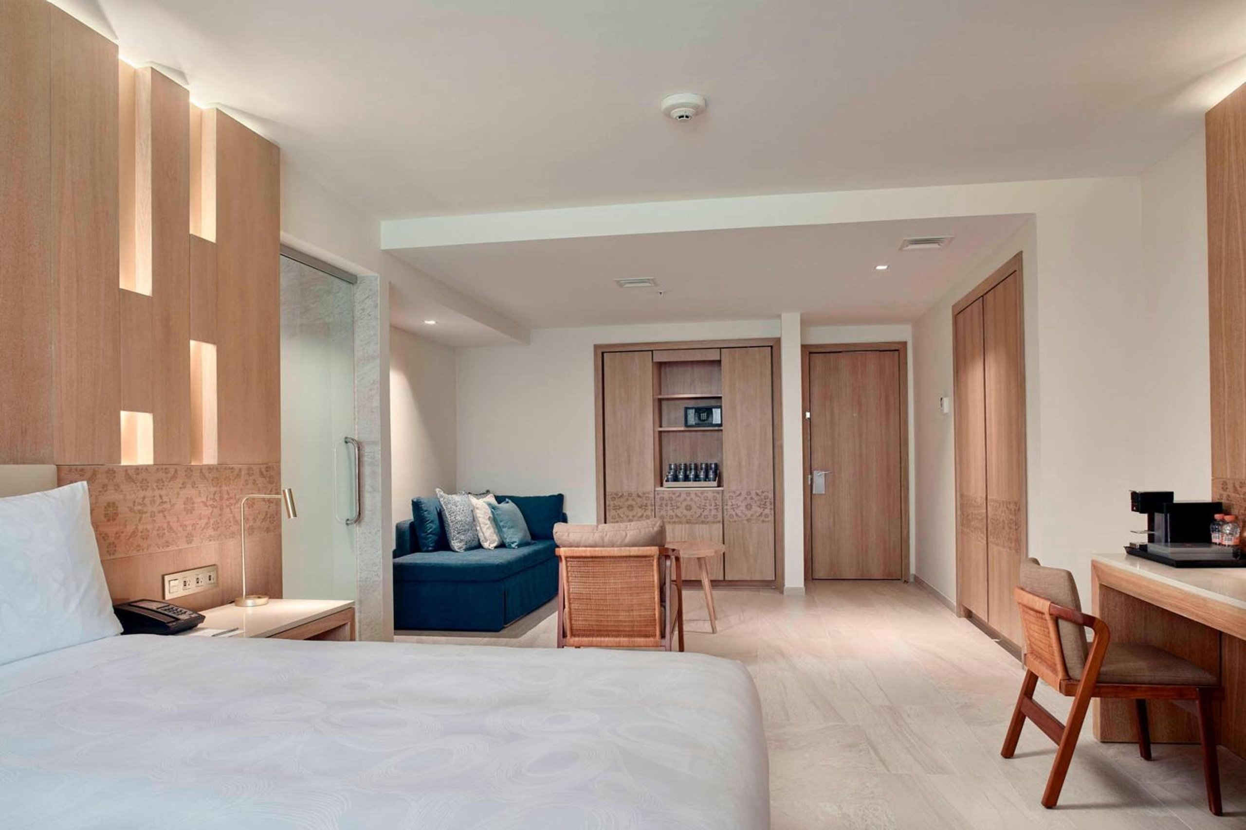 Suite Junior de Lujo con Cama King, Sofá Cama y Balcón — 7