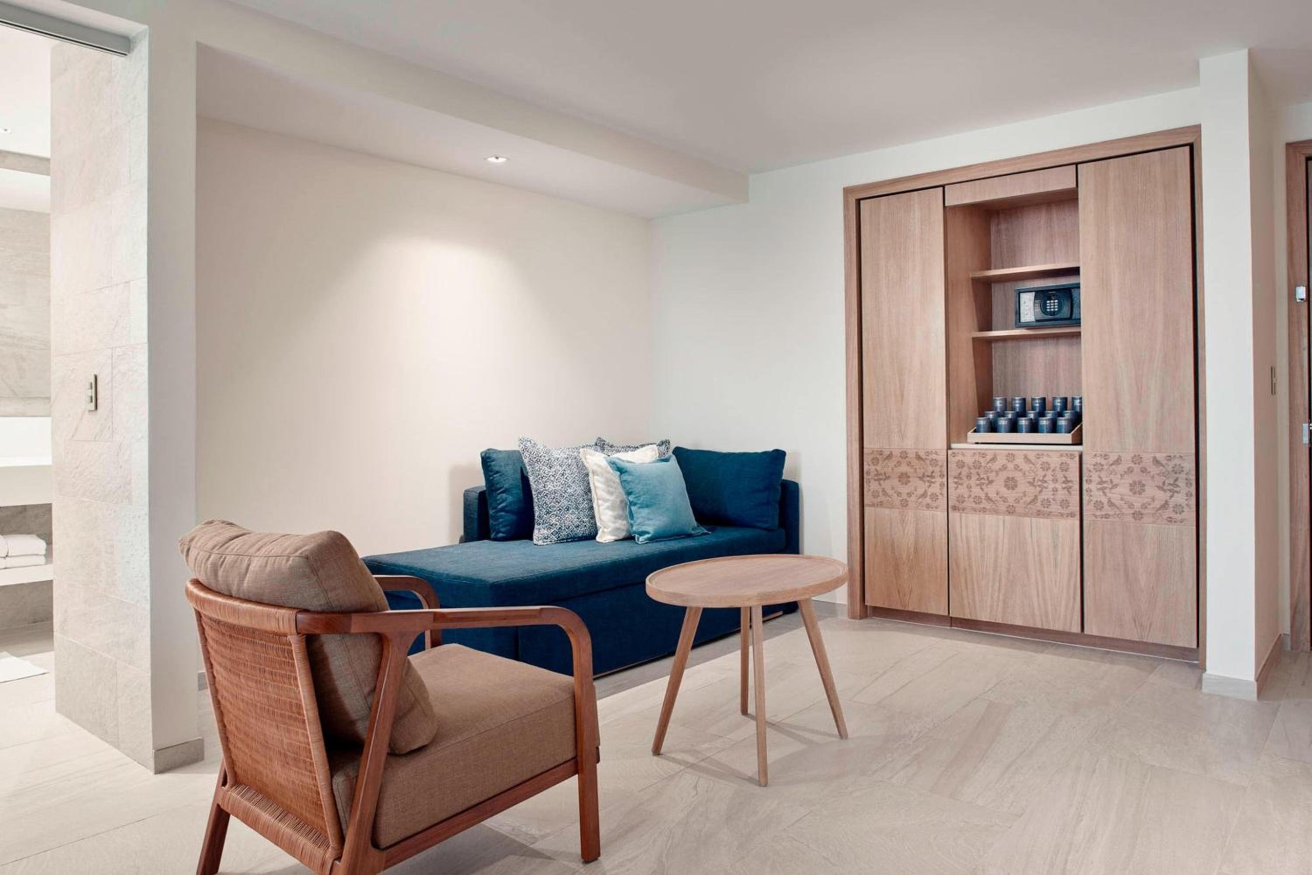 Suite Junior de Lujo con Cama King, Sofá Cama y Balcón — 6