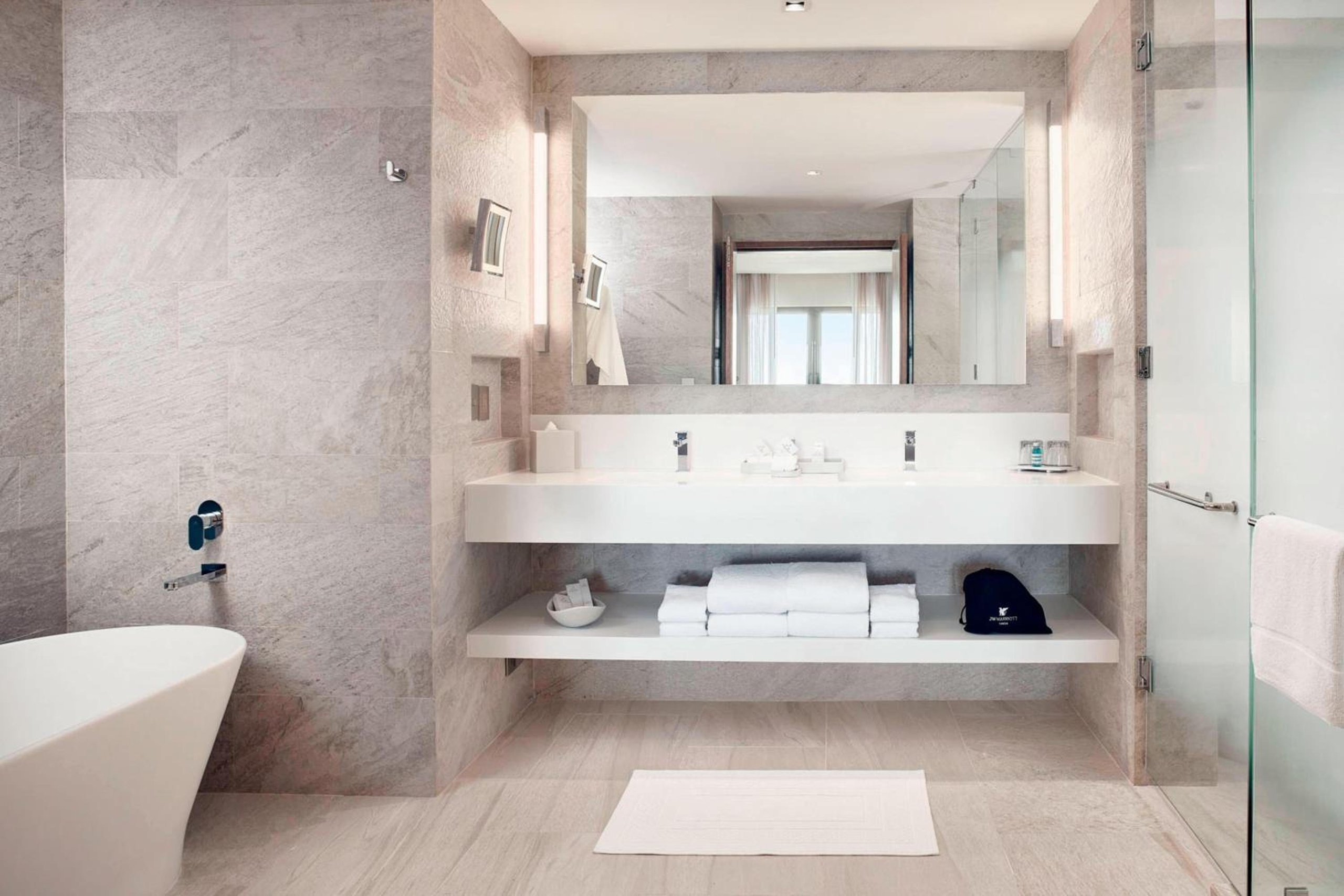 Suite de un dormitorio con cama King, sofá cama y balcón — 5