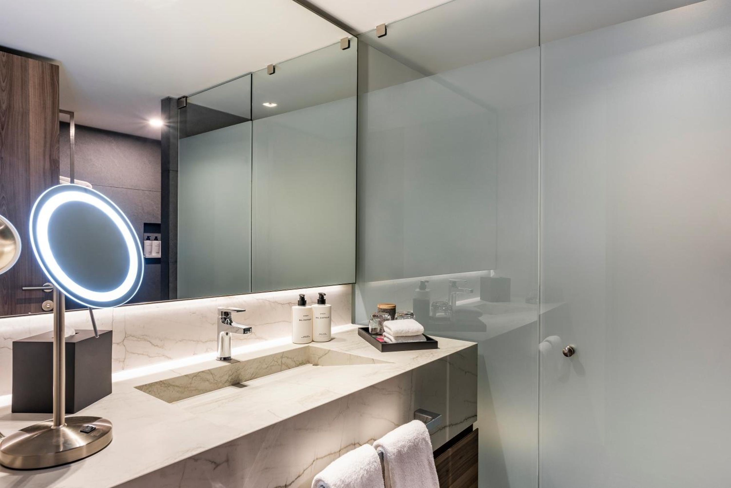 Habitación Doble con Dos Camas Dobles y Vista a la Ciudad — 7