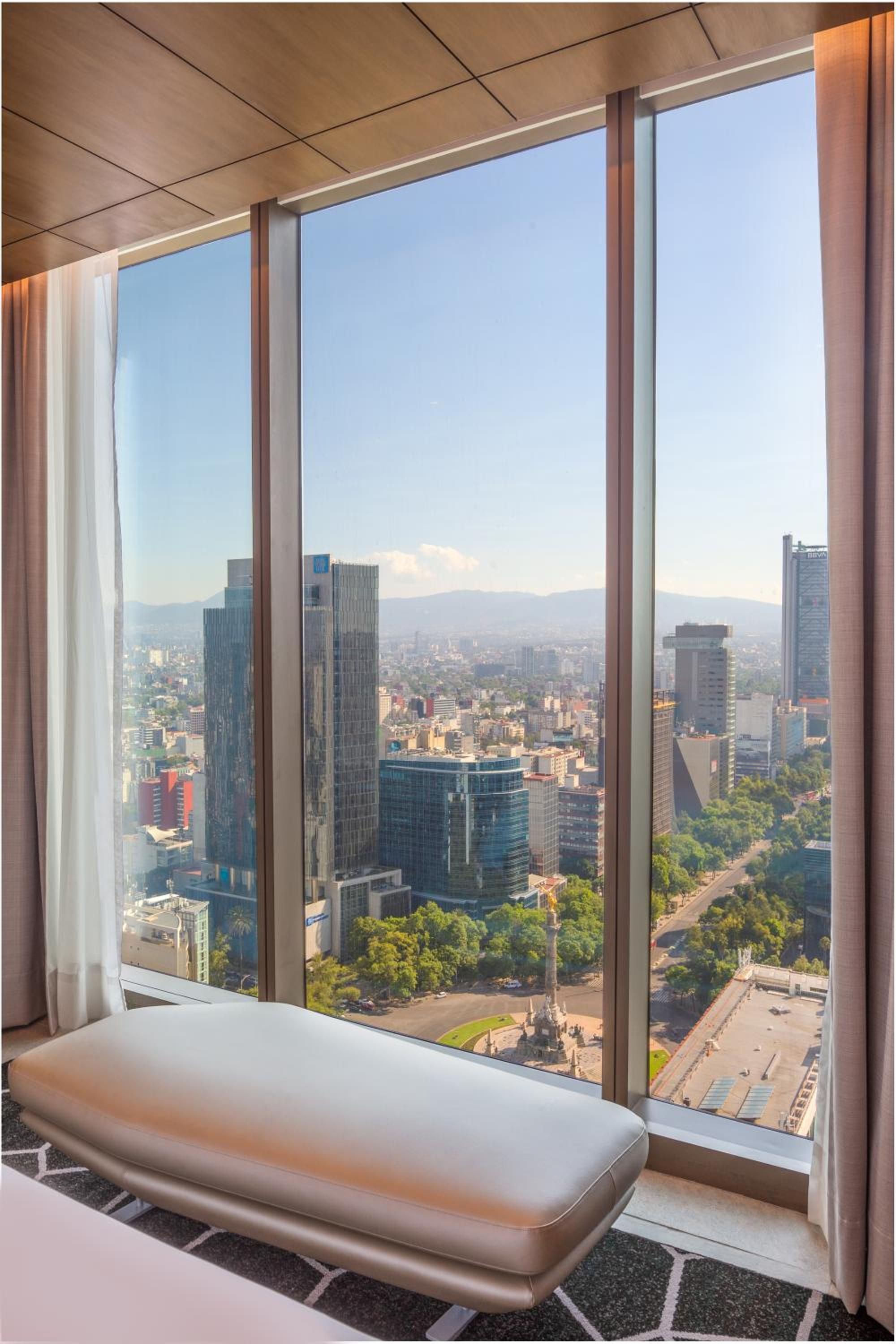 Suite Junior King con acceso al Club Millésime y vista. — 8