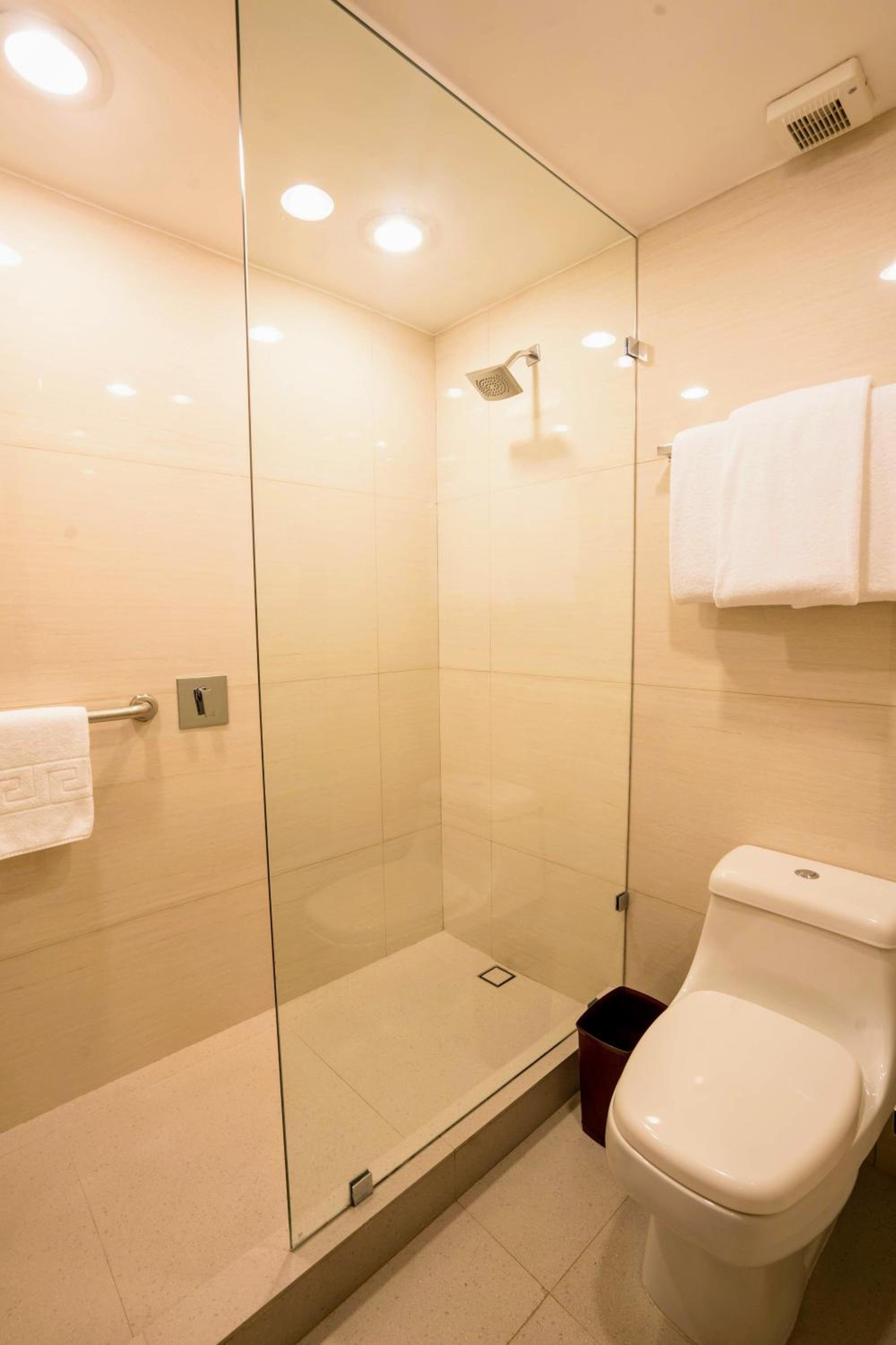 Villa de tres habitaciones con dos camas King, dos camas dobles y balcón, para no fumadores. — 5