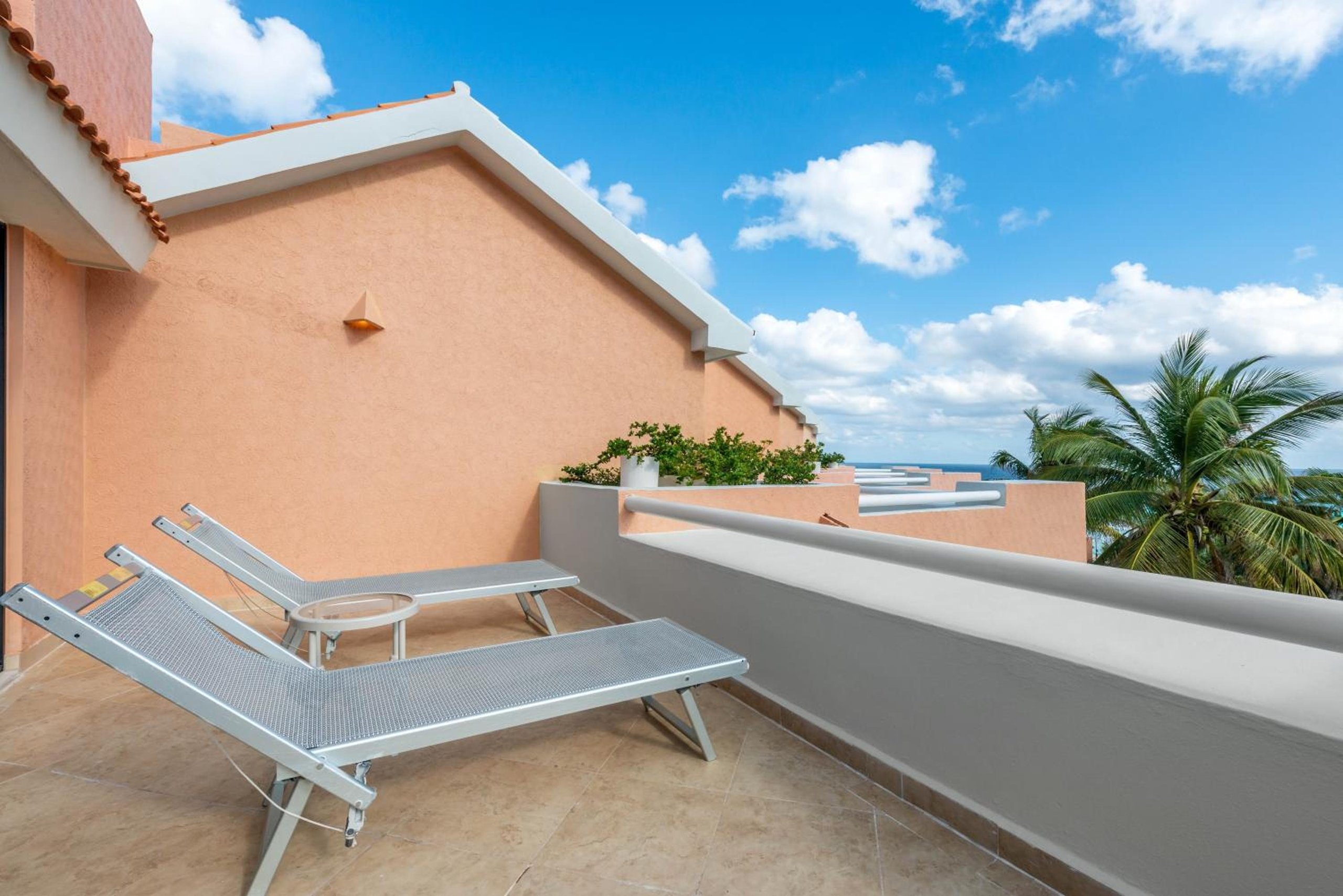 Villa de tres habitaciones con dos camas King, dos camas dobles y balcón, para no fumadores. — 4