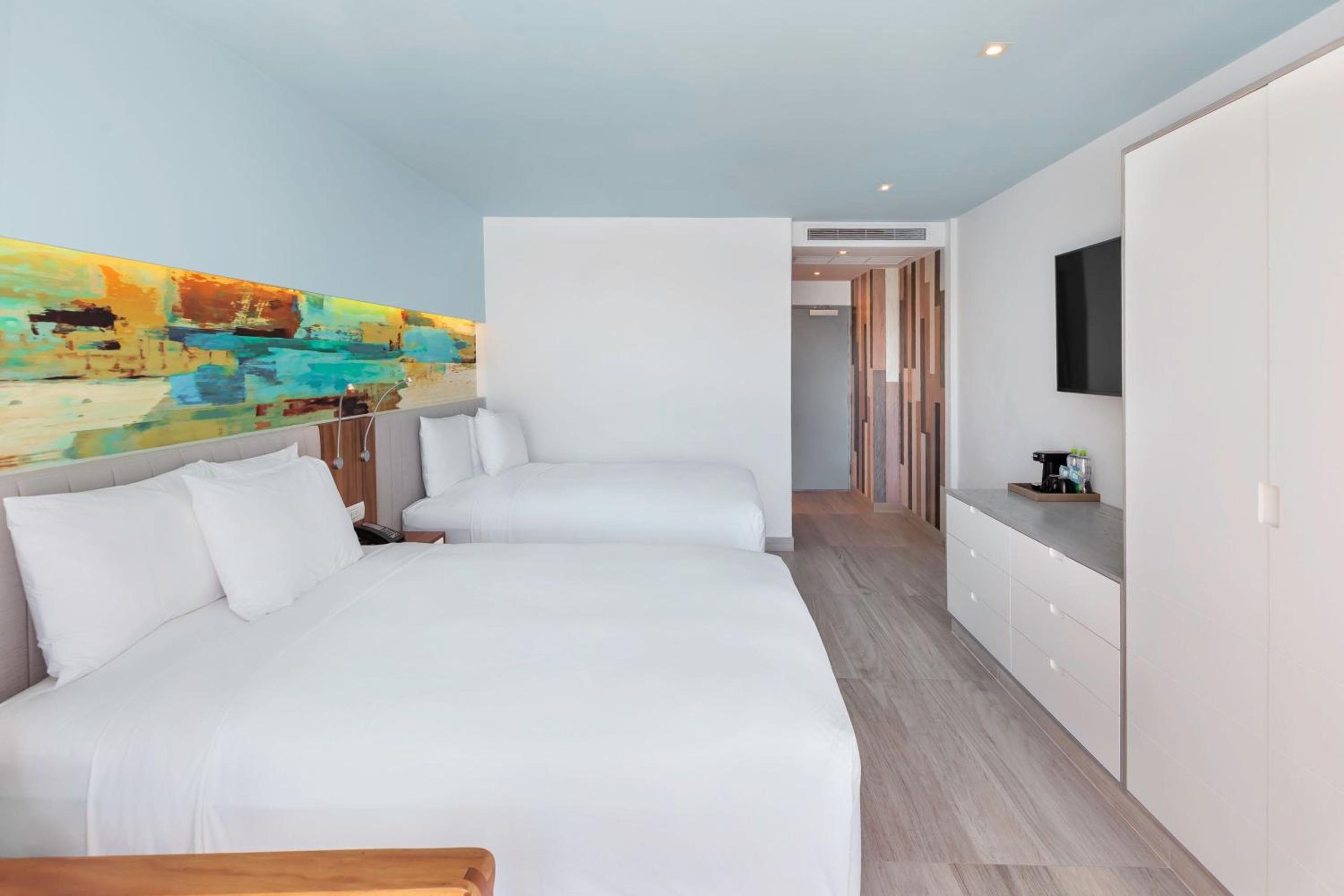 Habitación Deluxe Queen con Dos Camas Queen, Balcón y Vista al Mar — 4
