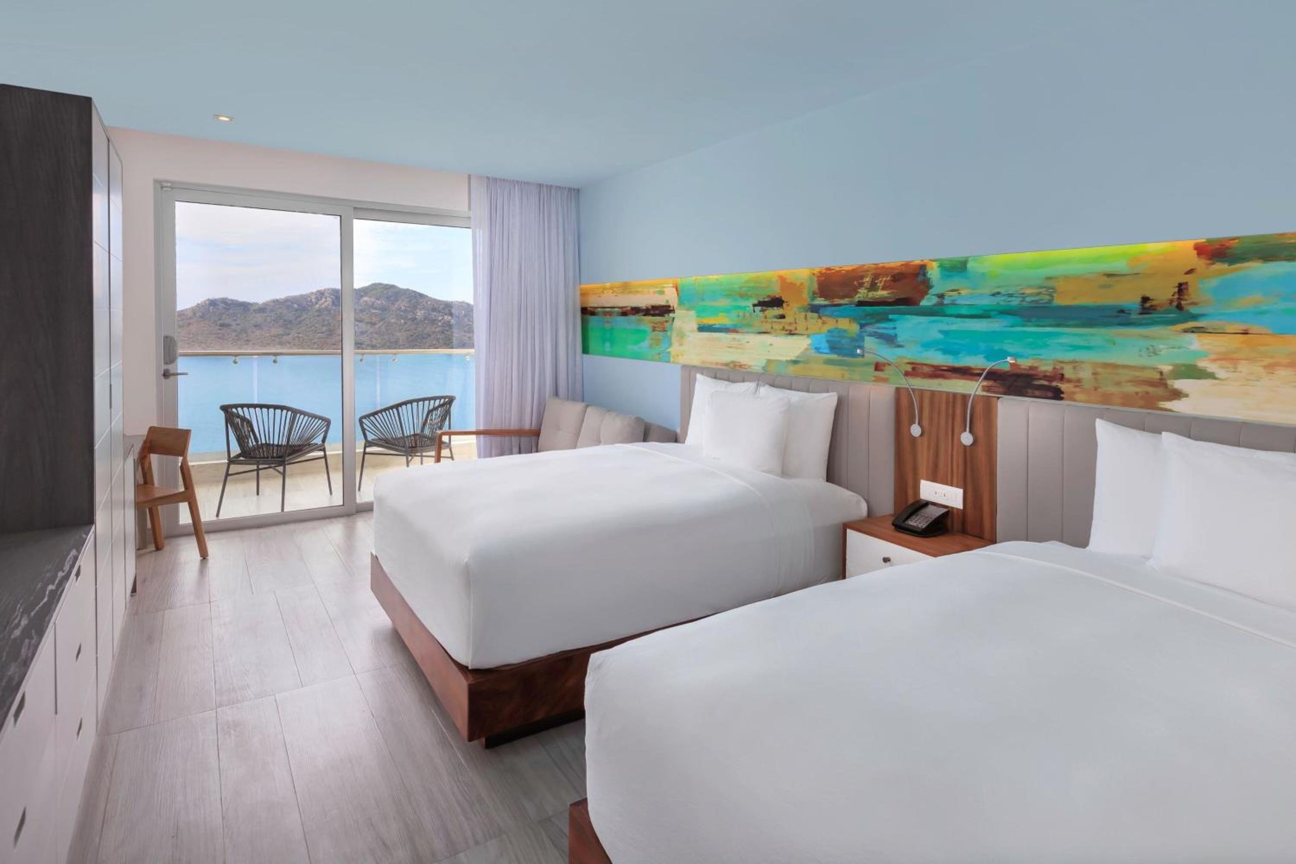 Habitación Deluxe Queen con Dos Camas Queen, Balcón y Vista al Mar