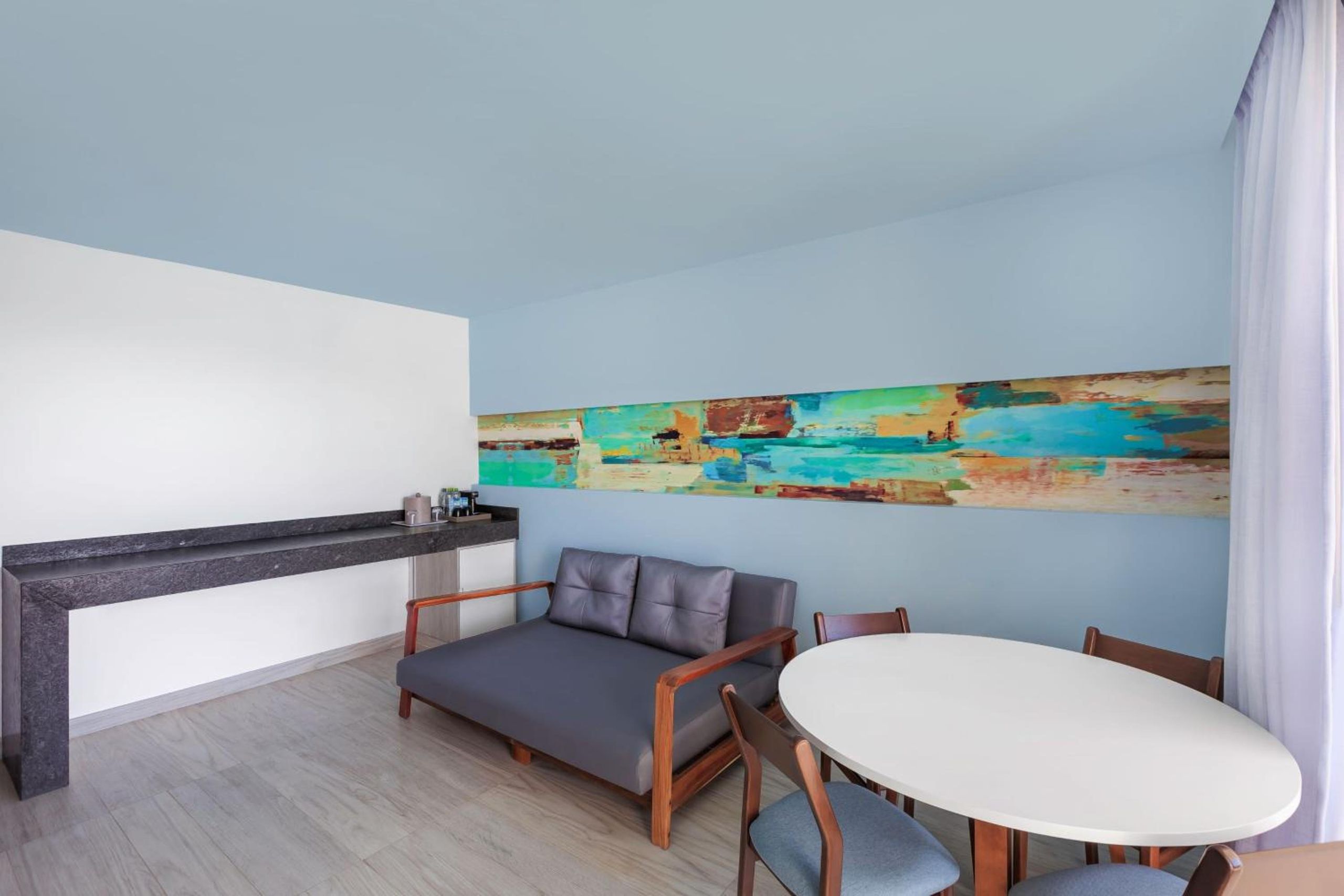 Suite de una habitación con cama King-size, balcón y vista al mar — 8