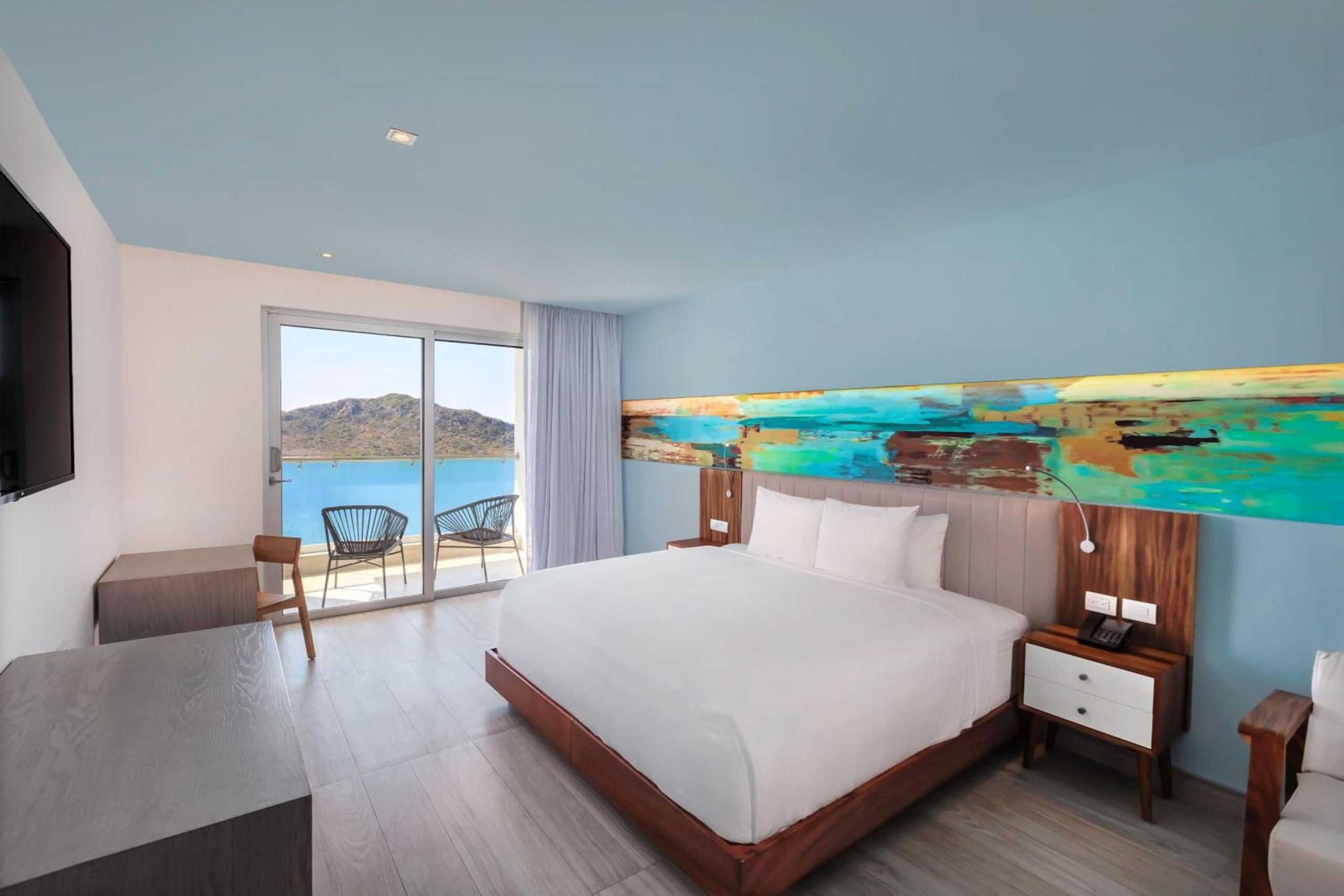 Suite de una habitación con cama King-size, balcón y vista al mar