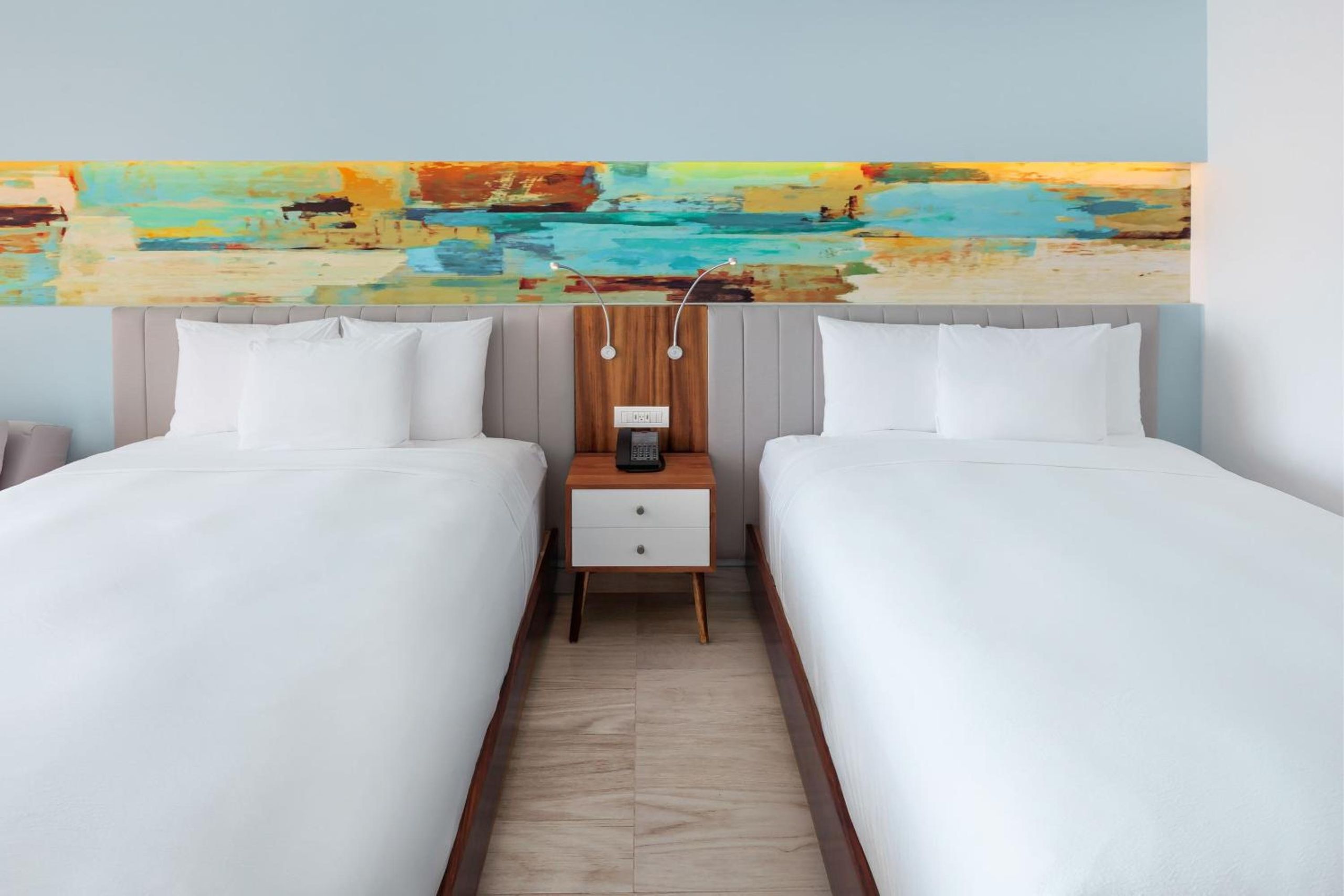 Habitación Deluxe Queen con Dos Camas Queen, Balcón y Vista al Mar — 2