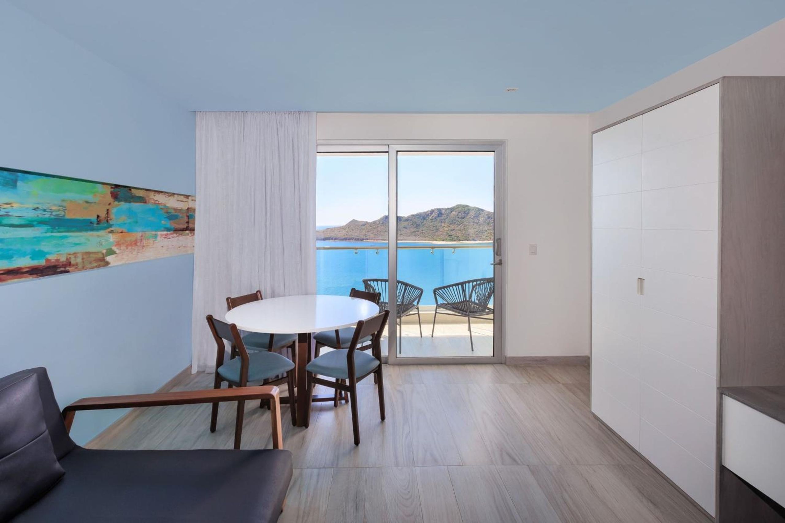 Suite de una habitación con cama King-size, balcón y vista al mar — 2