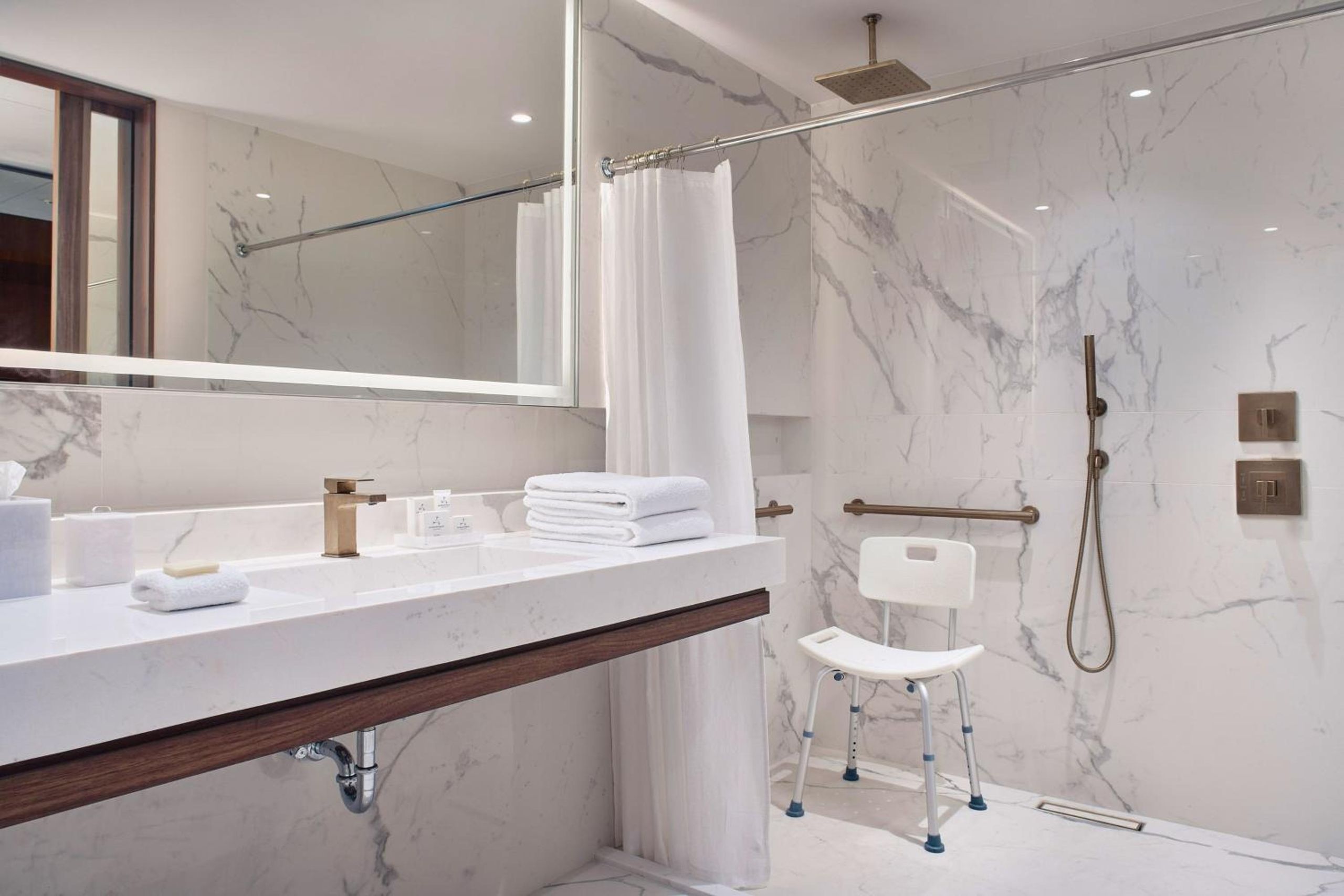 Habitación de lujo para huéspedes con 1 cama king, vista a la ciudad — 2