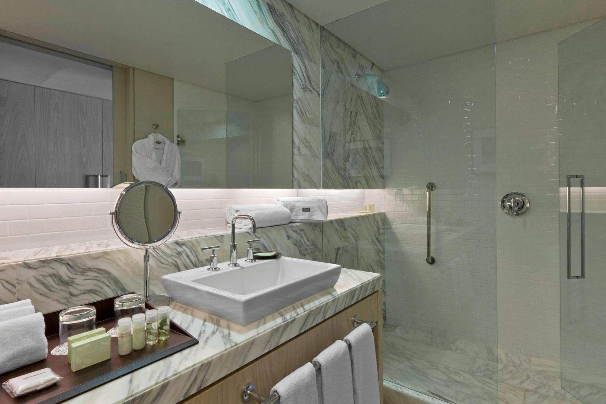 Deluxe 1 cama King, habitación de huéspedes, 1 cama King, vista a la ciudad — 2