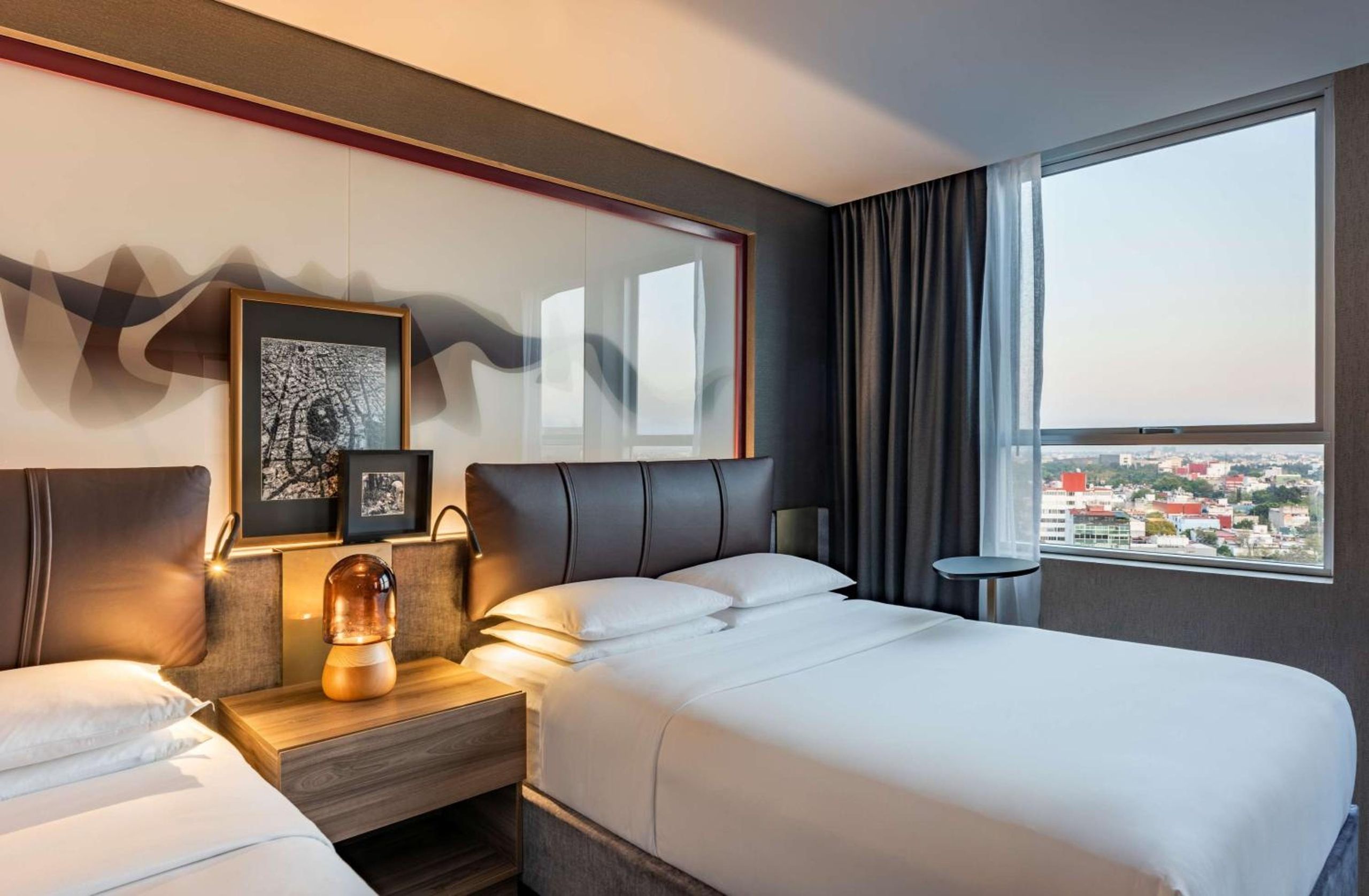 Habitación Doble con Dos Camas Dobles y Vista a la Ciudad