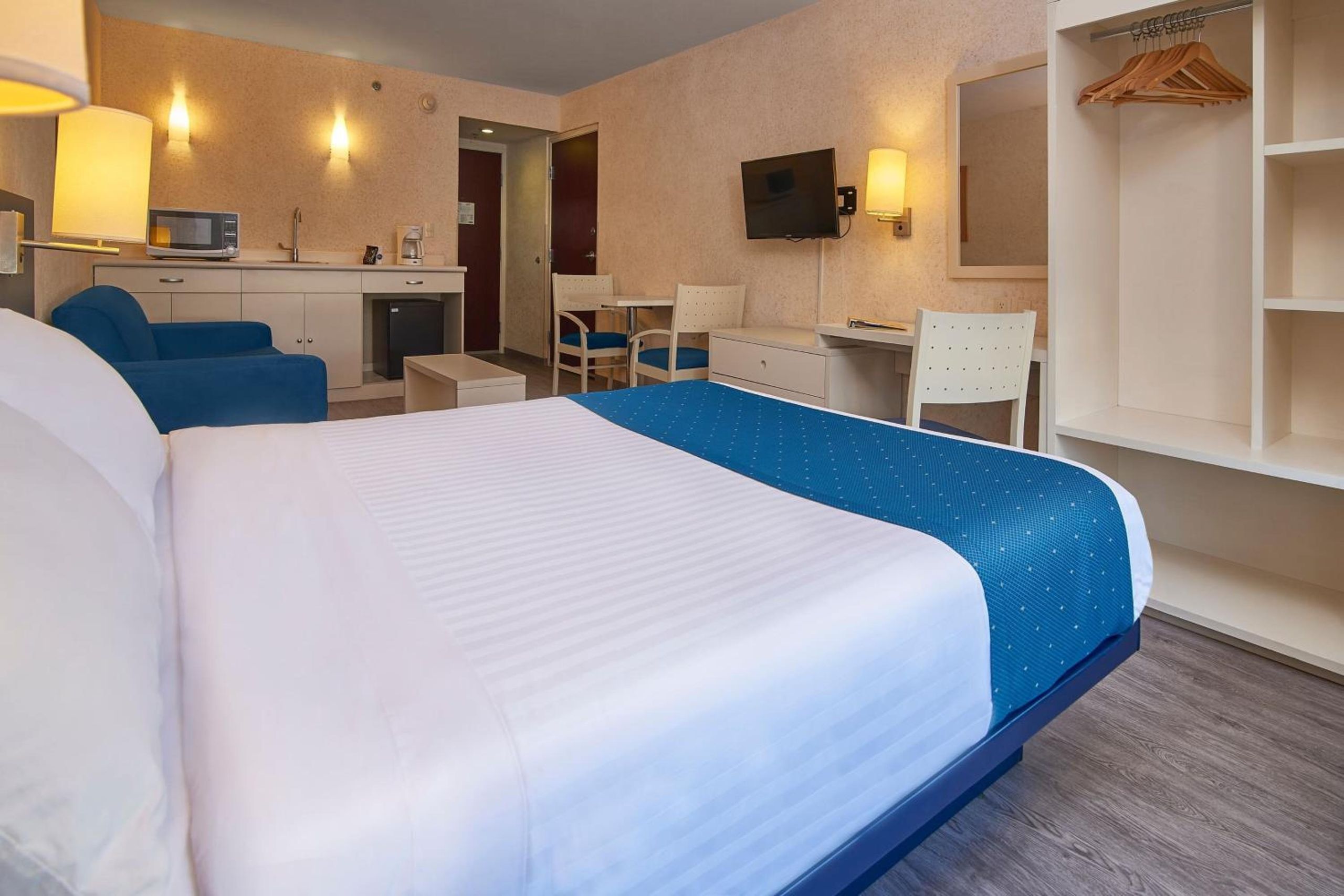Suite Reina con Sofá Cama — 3