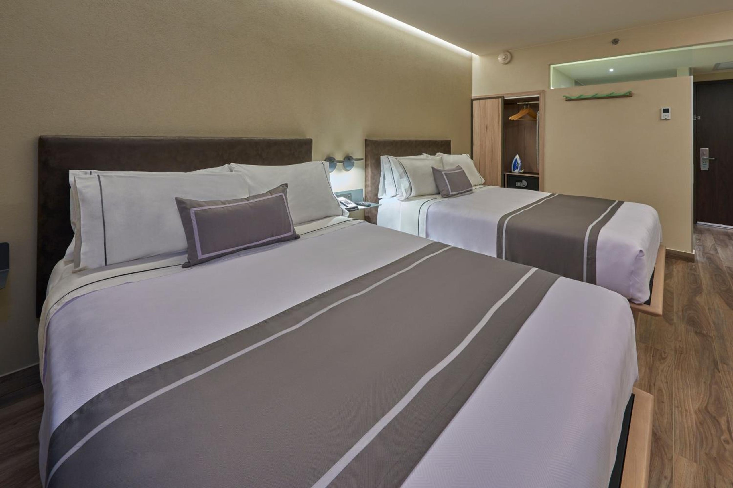 Habitación Queen con Dos Camas Queen