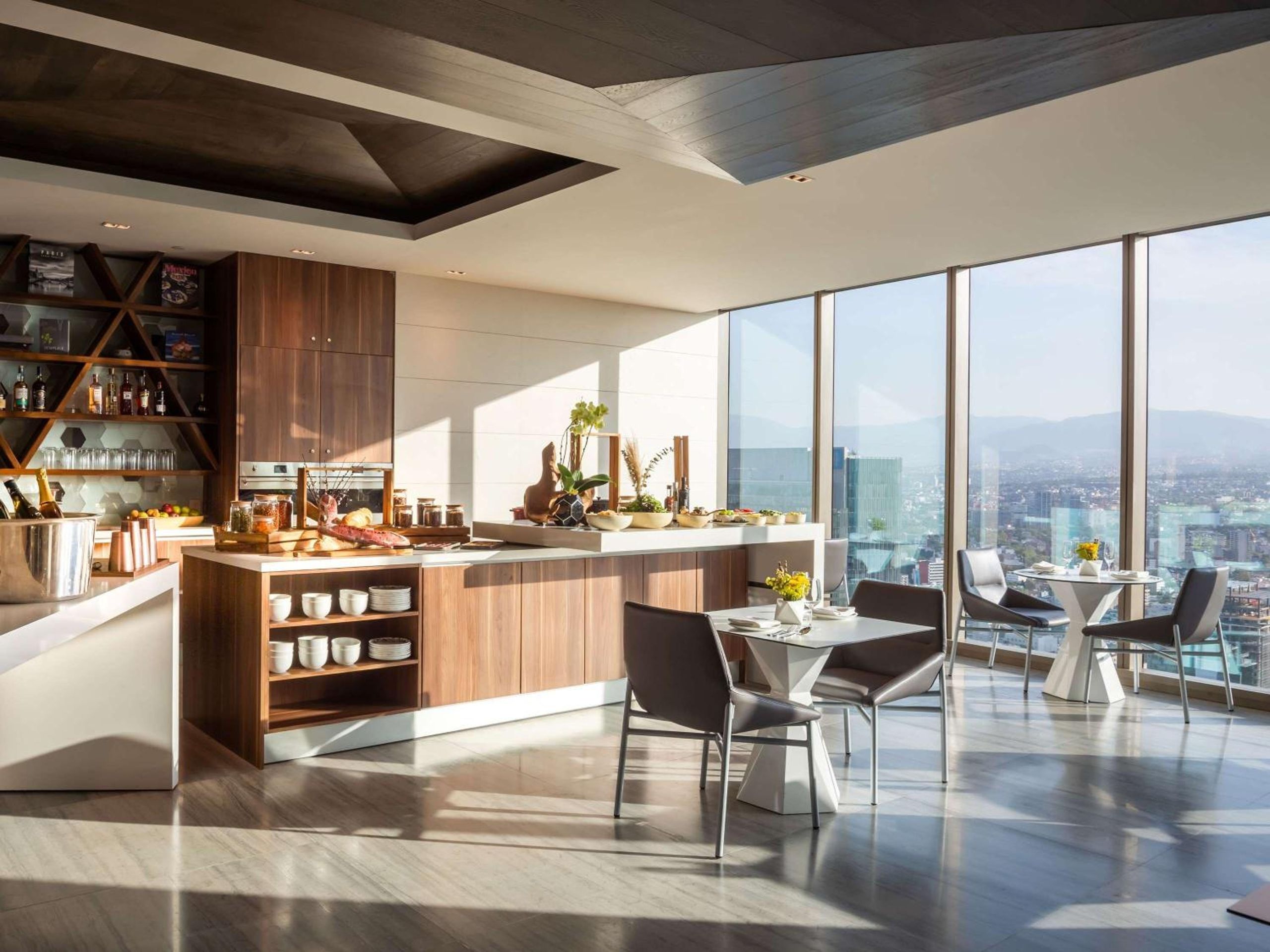 Habitación Superior con cama King y acceso al Club Millésime con vistas al horizonte. — 8