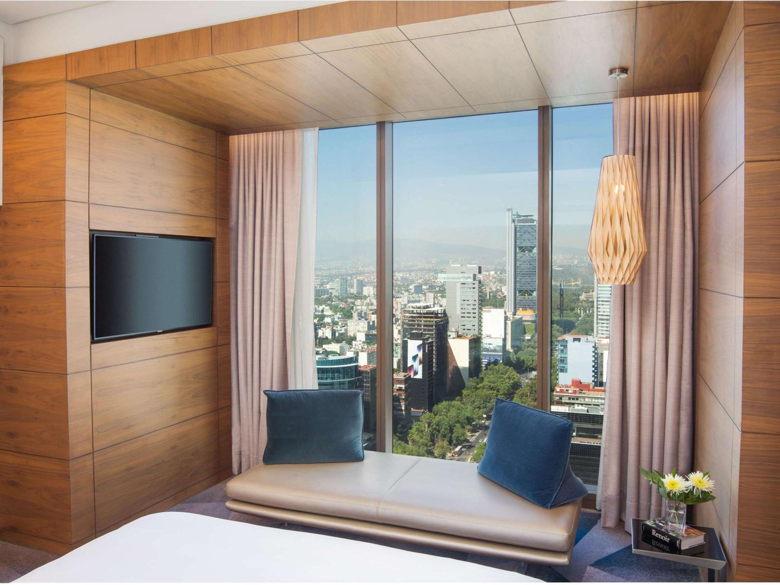 Habitación Superior con cama King y acceso al Club Millésime con vistas al horizonte. — 6