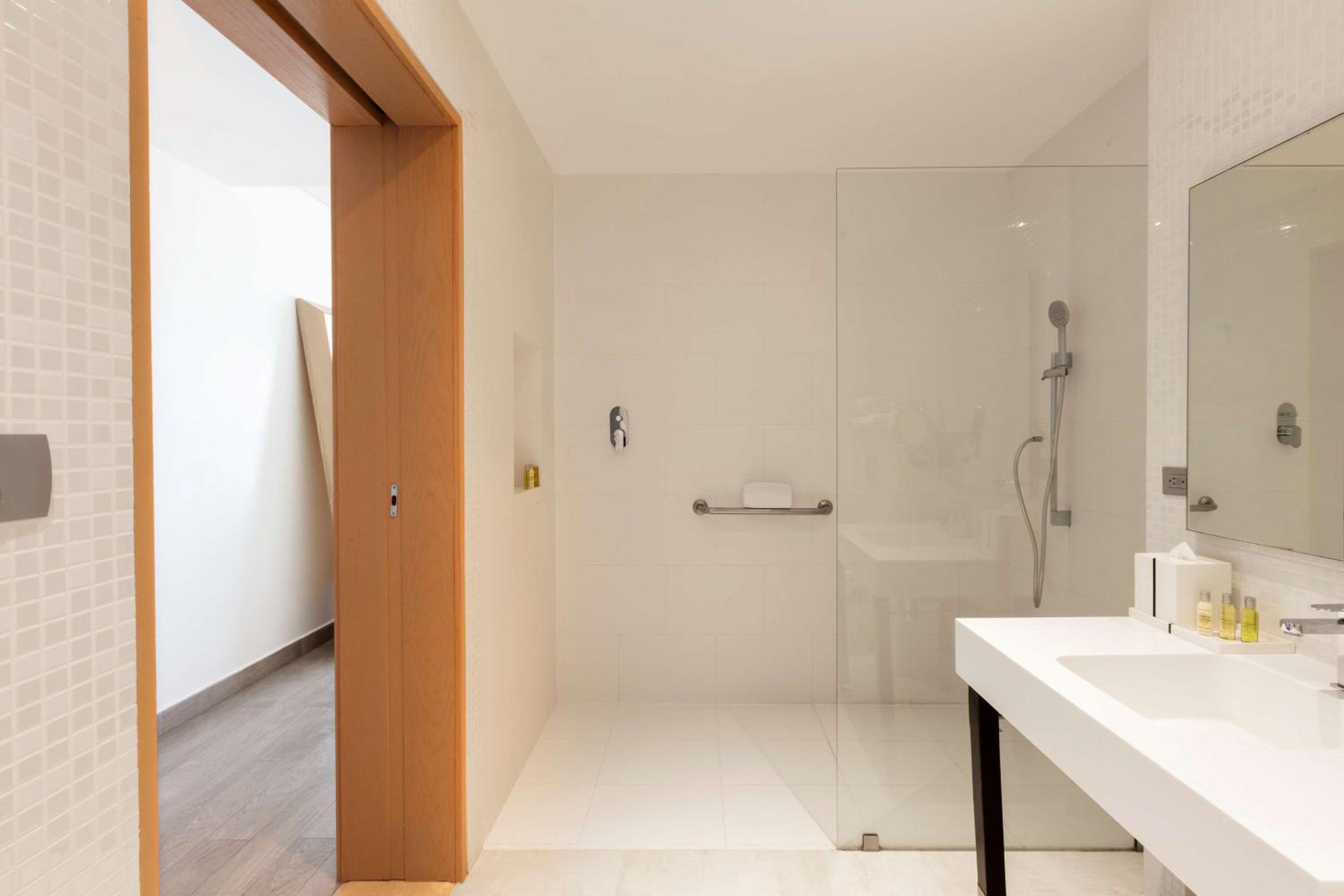 Habitación Queen con ducha adaptada - Accesible para personas con movilidad reducida — 6