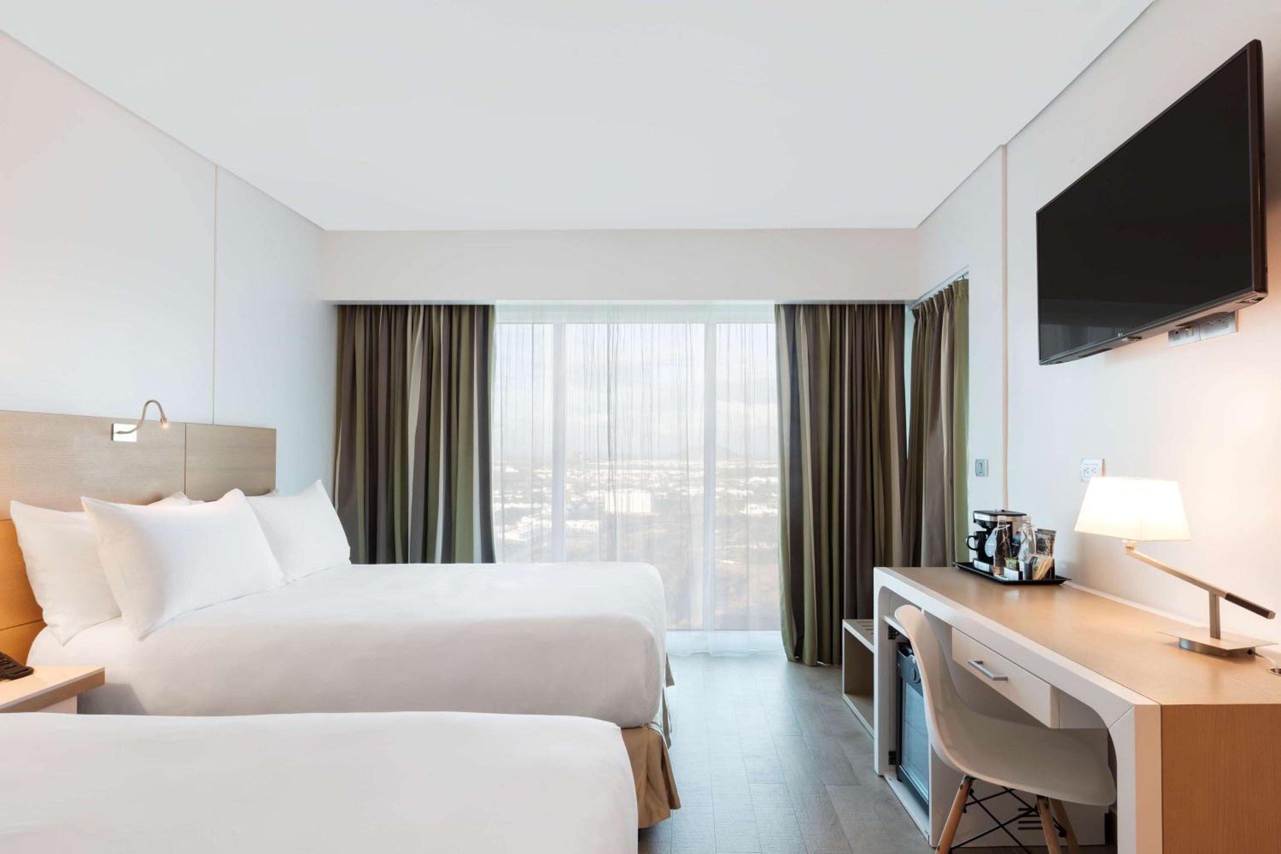 Habitación Doble Deluxe con Dos Camas Dobles y Vista a la Ciudad