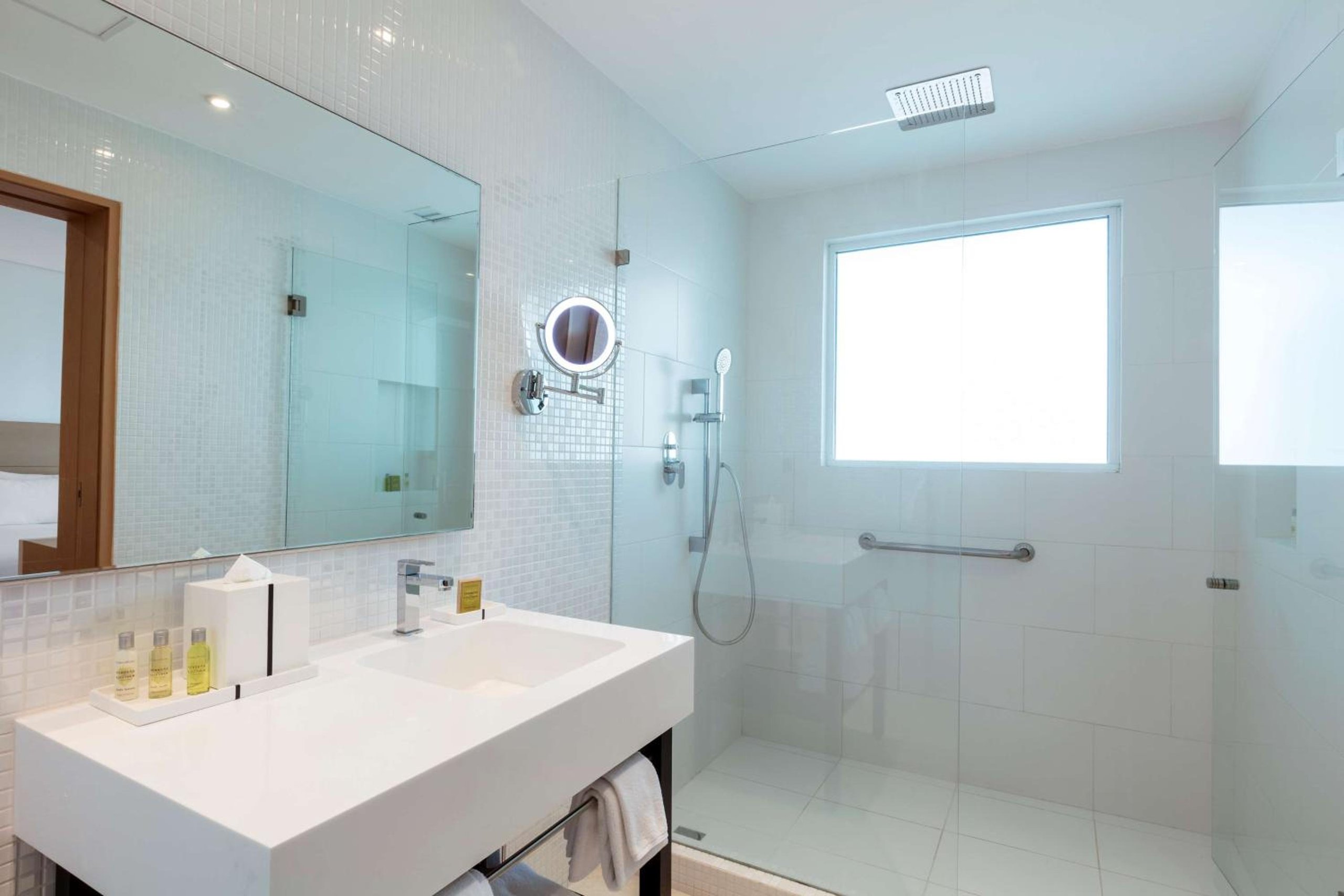 Habitación Doble Deluxe con Dos Camas Dobles y Vista a la Ciudad — 2
