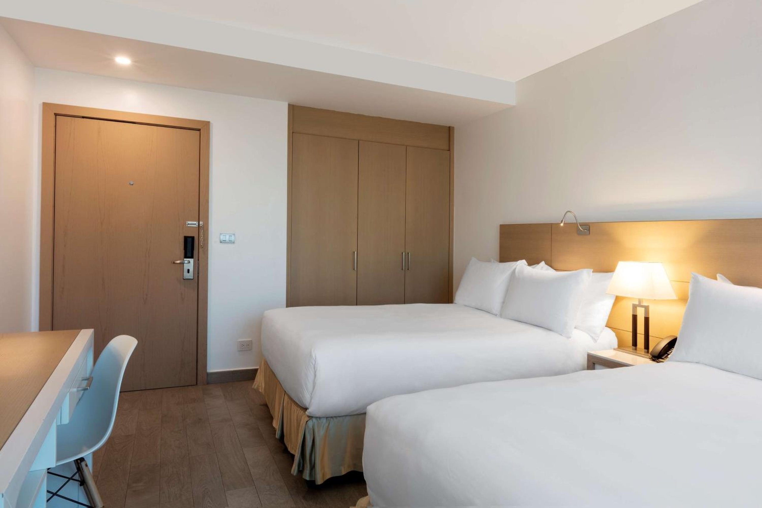 Habitación Doble Deluxe con Dos Camas Dobles y Vista a la Ciudad — 3
